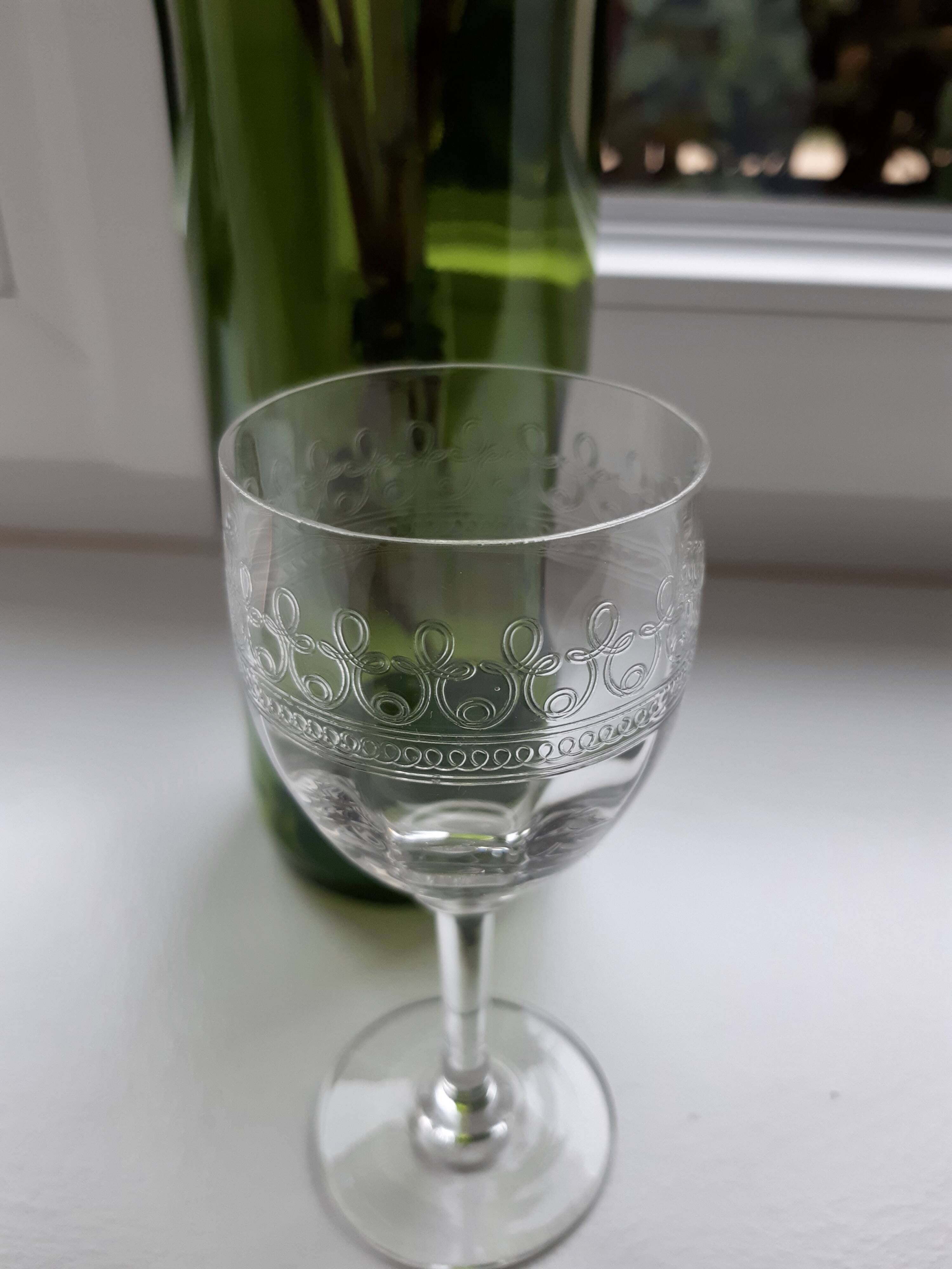 Lot of 9 wine glasses engraved in crystal