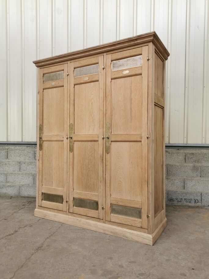 Wooden locker room bank of France period 1930