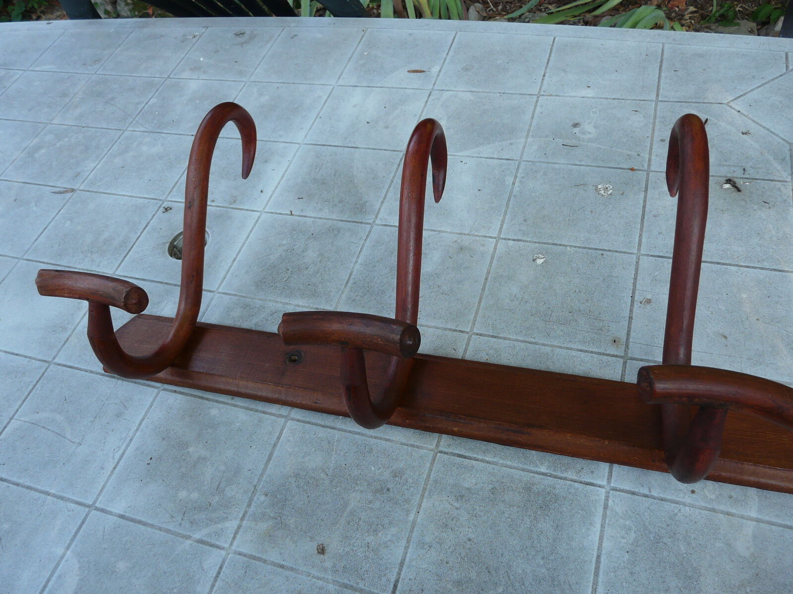 Coat rack with four double curved wooden pads