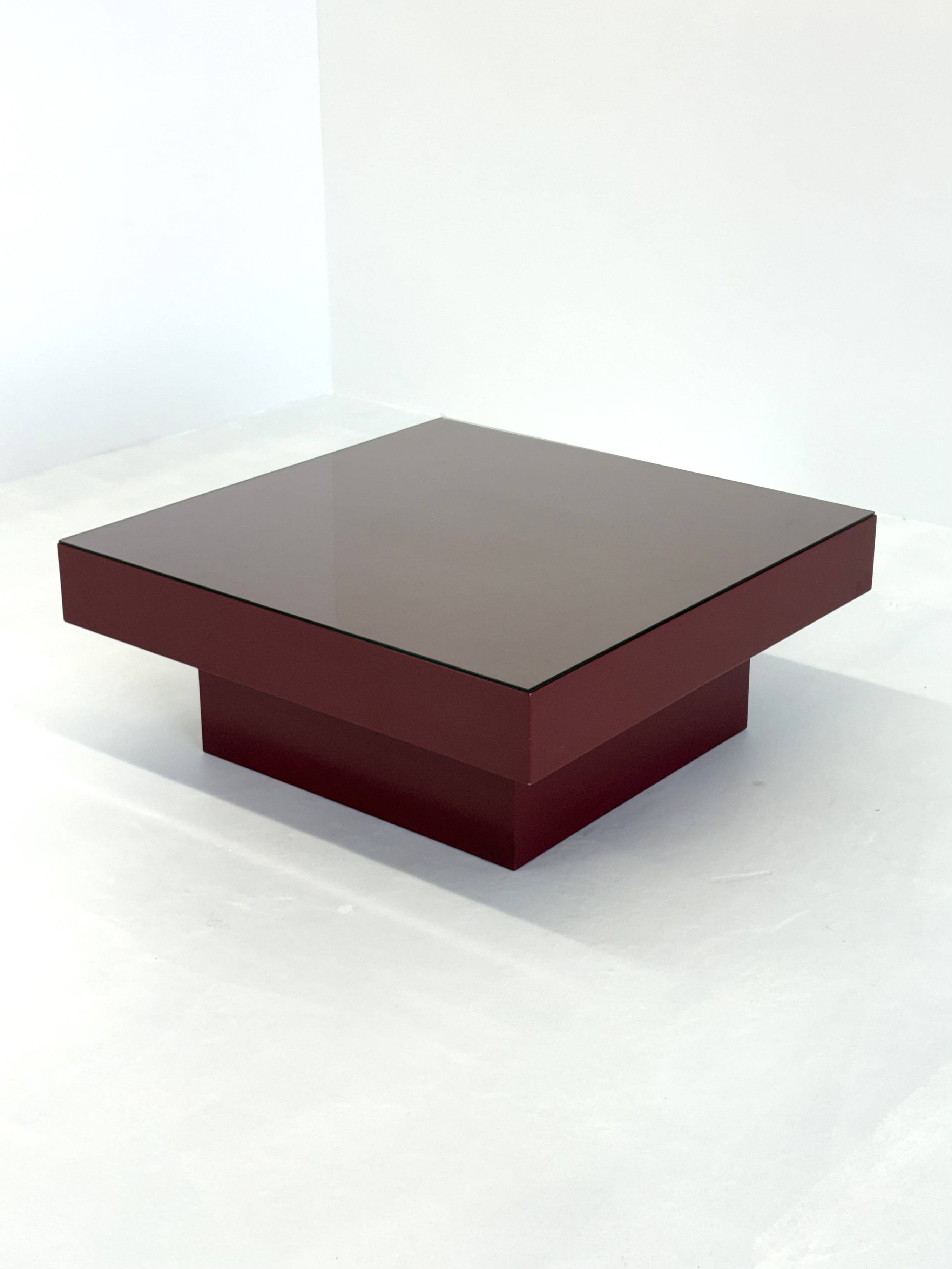 Table basse italienne rouge du milieu du siècle avec plateau en verre