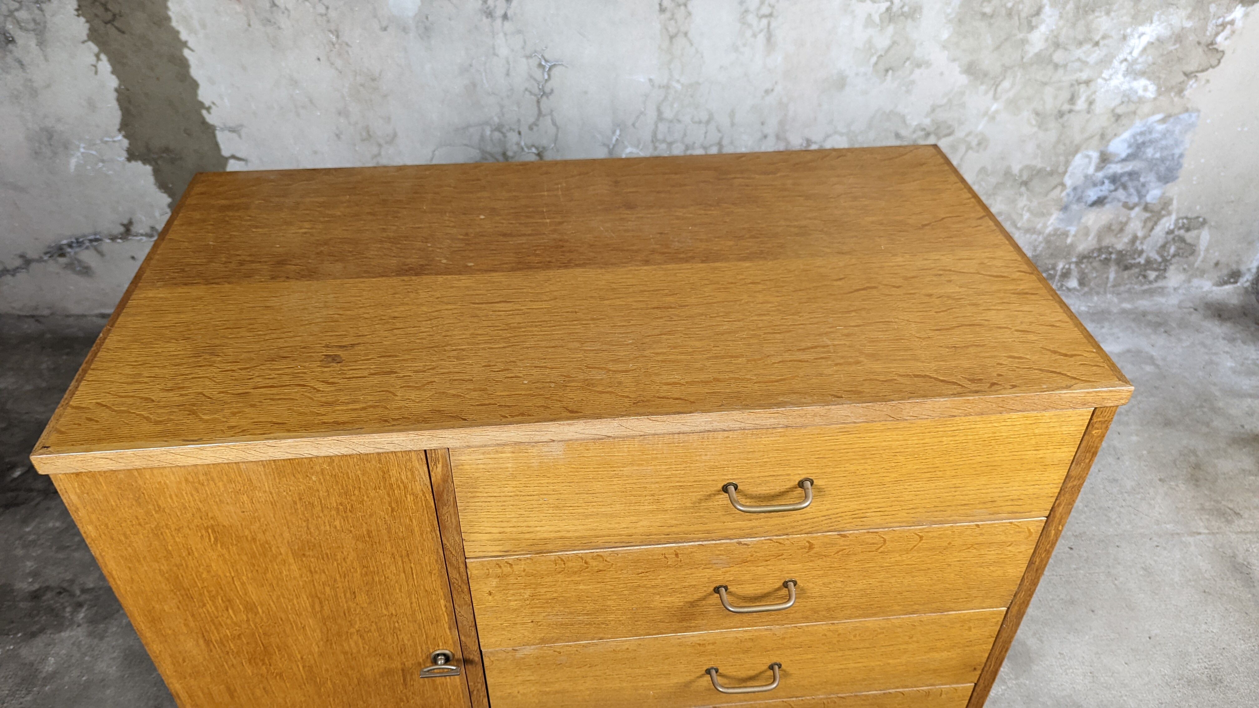 Scandinavian compass foot dresser
