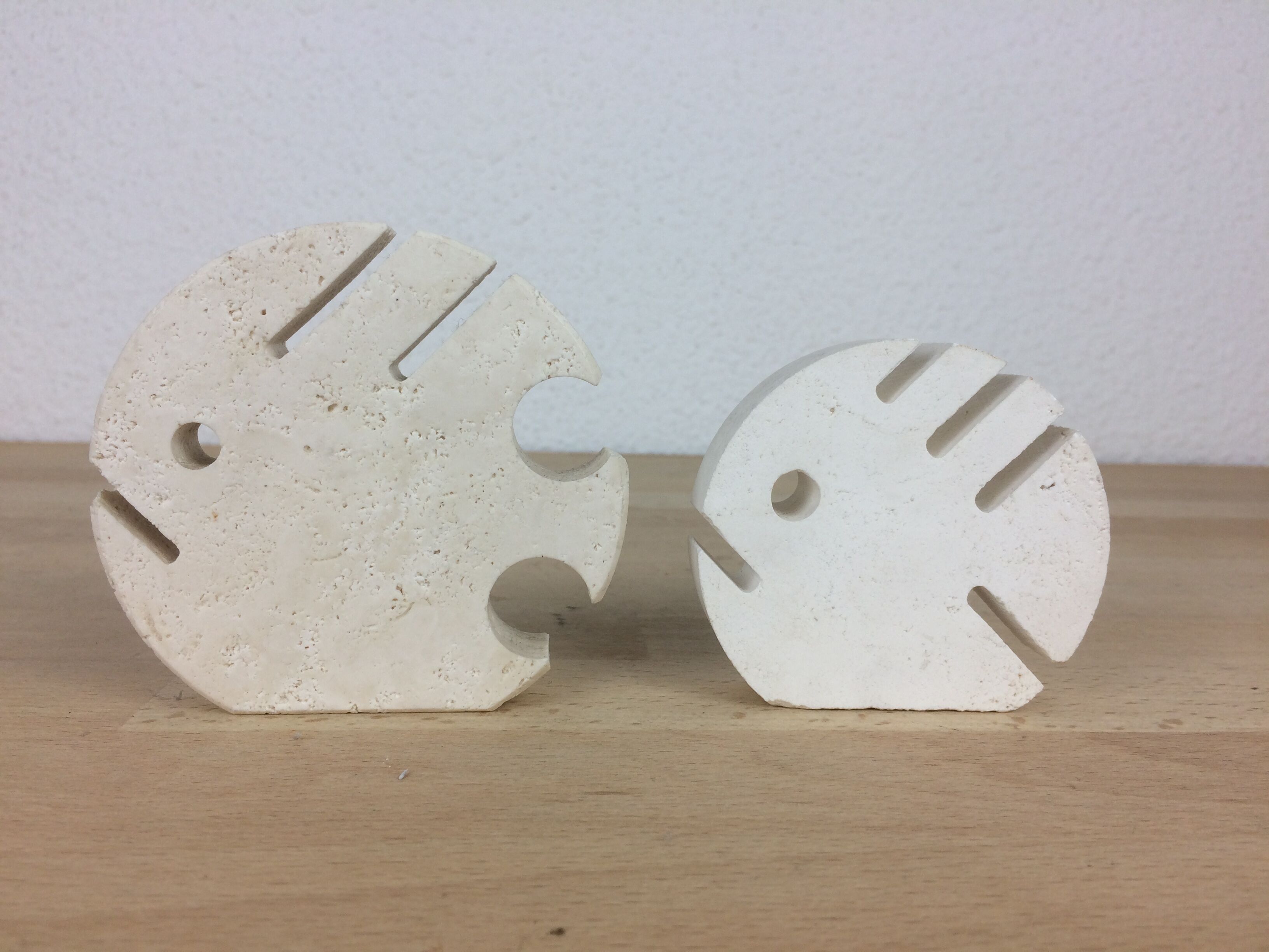 Fratelli Mannelli fish card holder in travertine