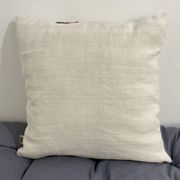 Coussin carré en toile ancienne style Kilim