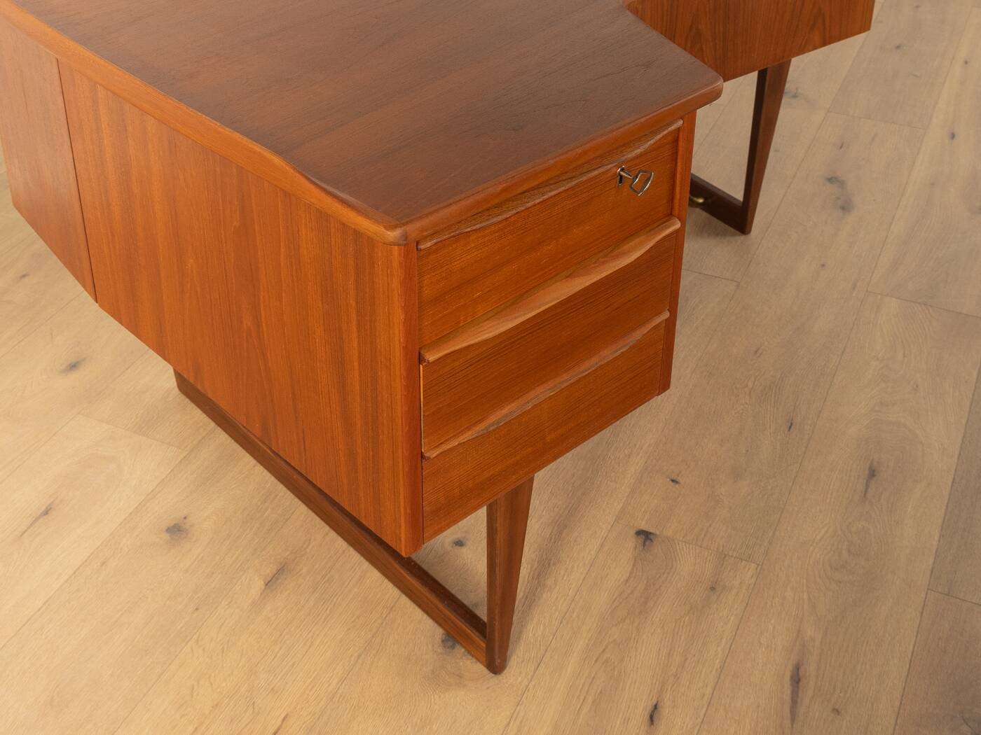Boomerang Desk, Peter Løvig Nielsen
