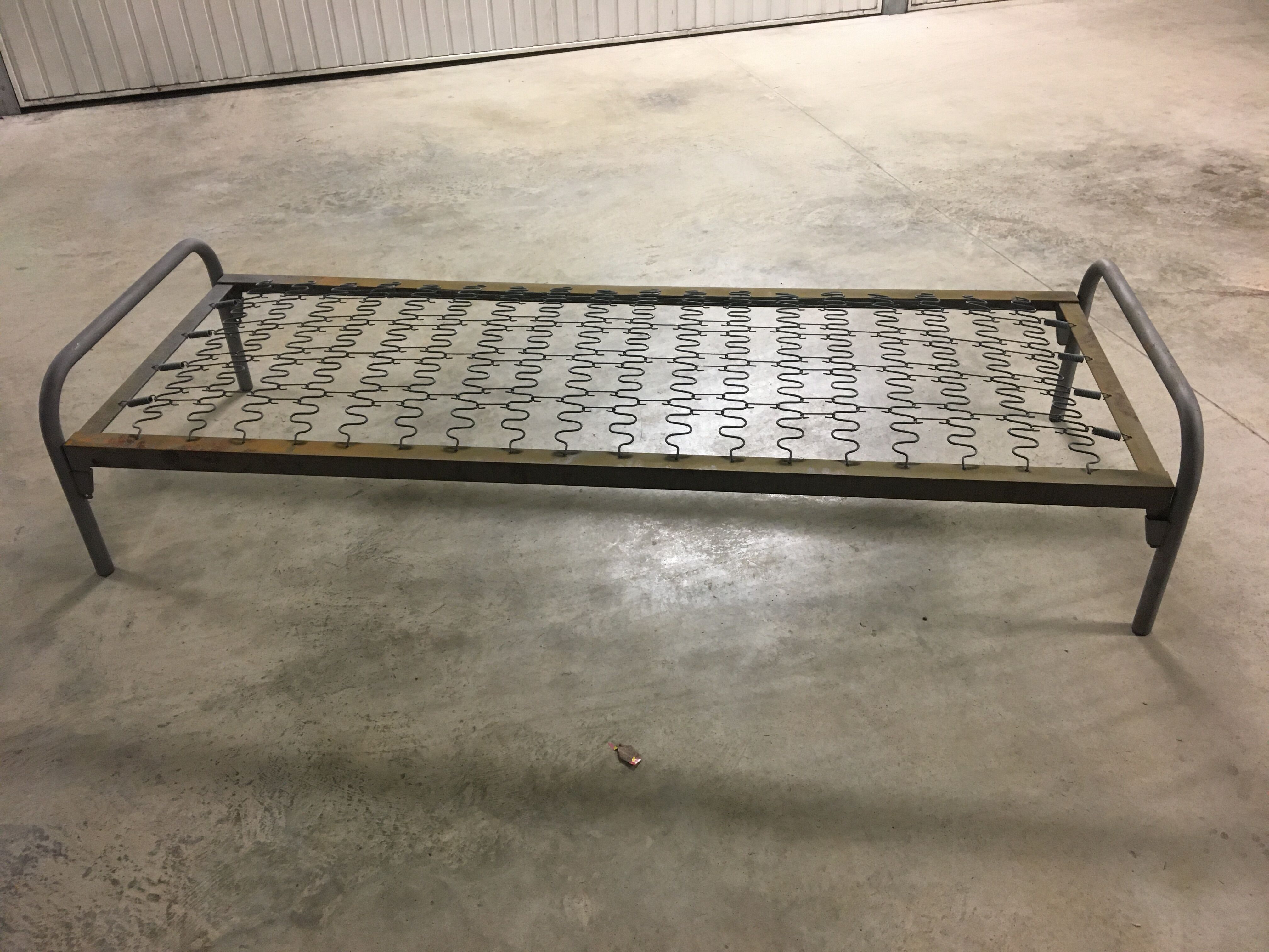 Metal bed