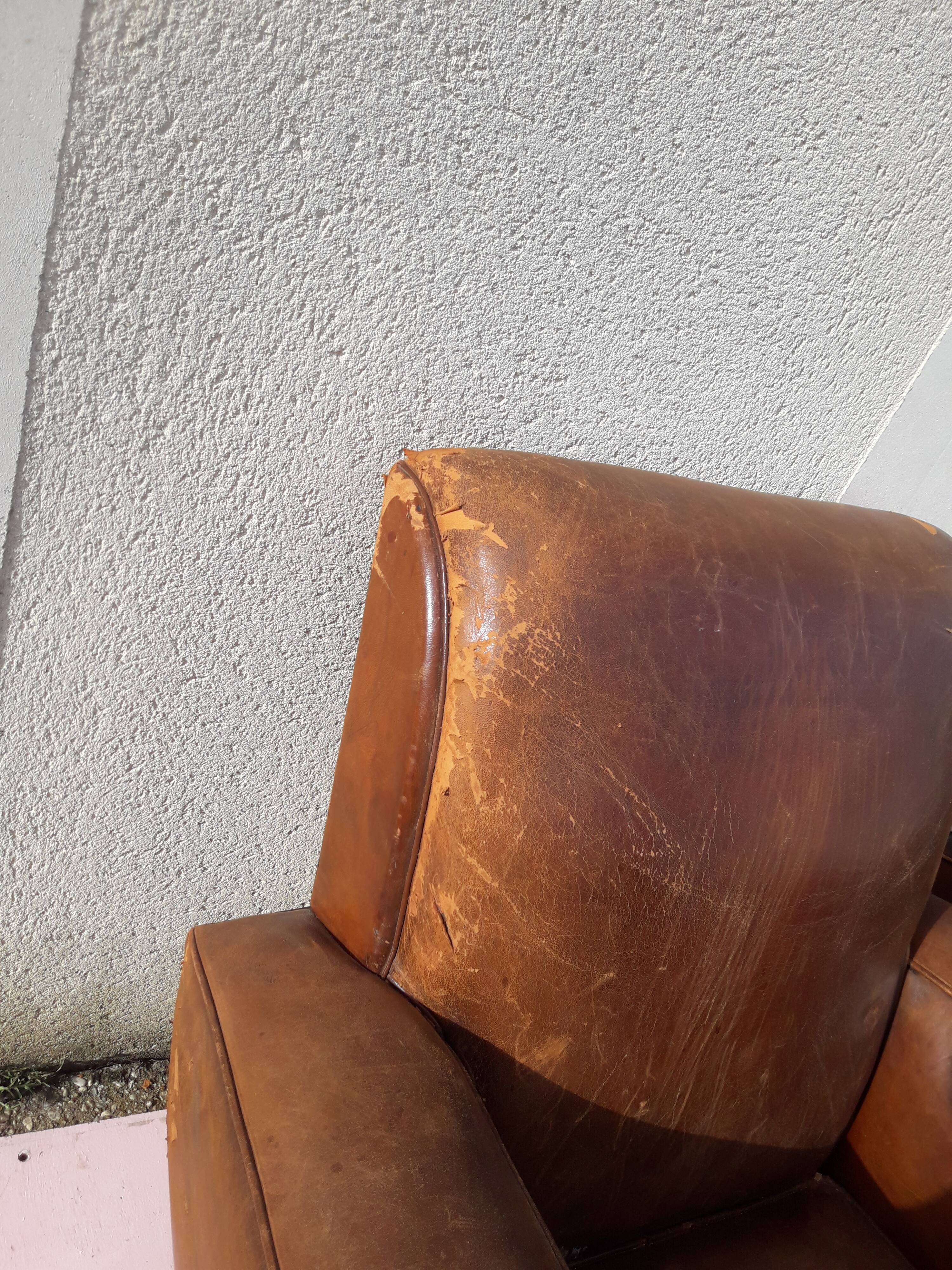 Paire de fauteuils club en cuir marron
