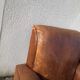 Paire de fauteuils club en cuir marron