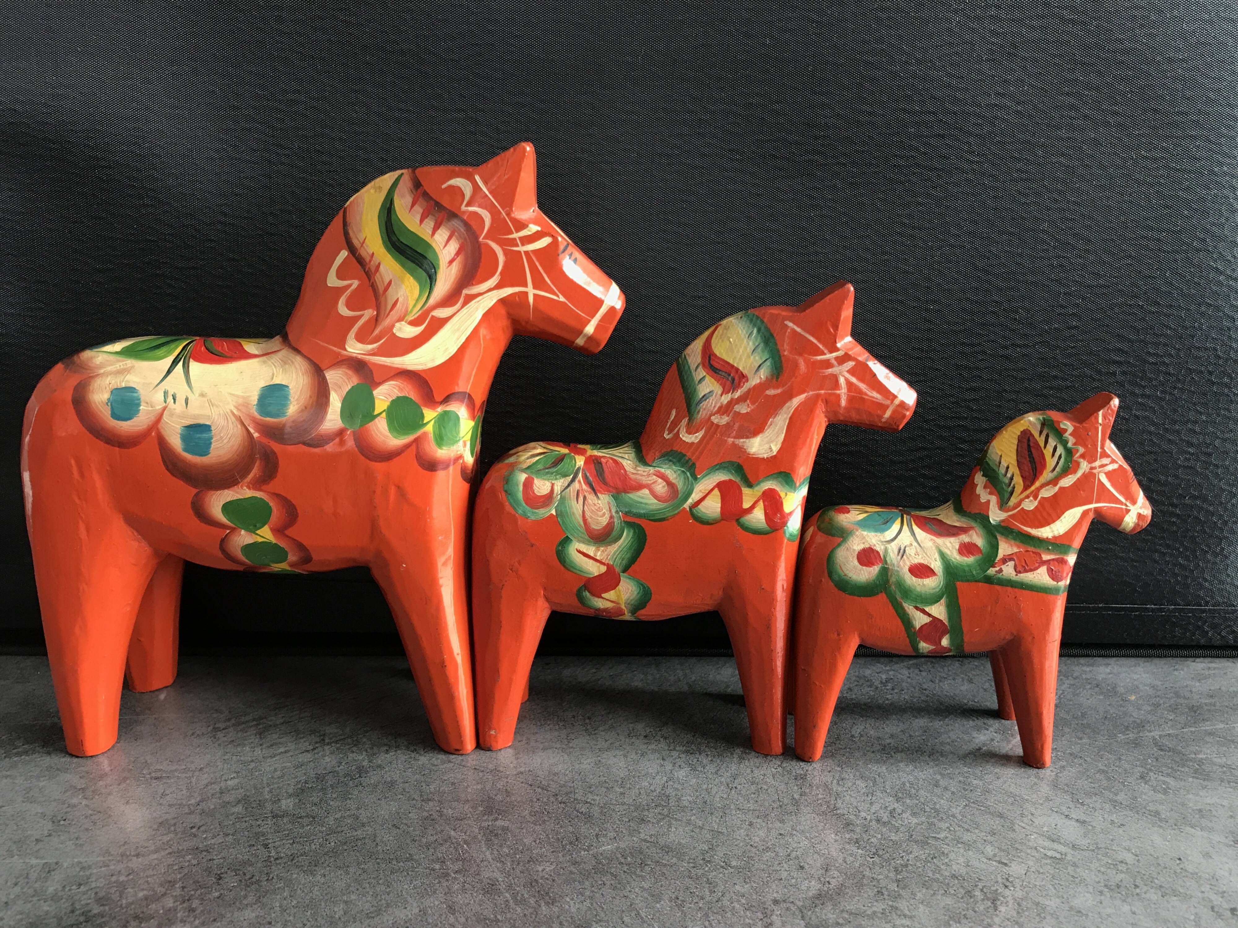 Set of 3 wooden dalecarlie horses