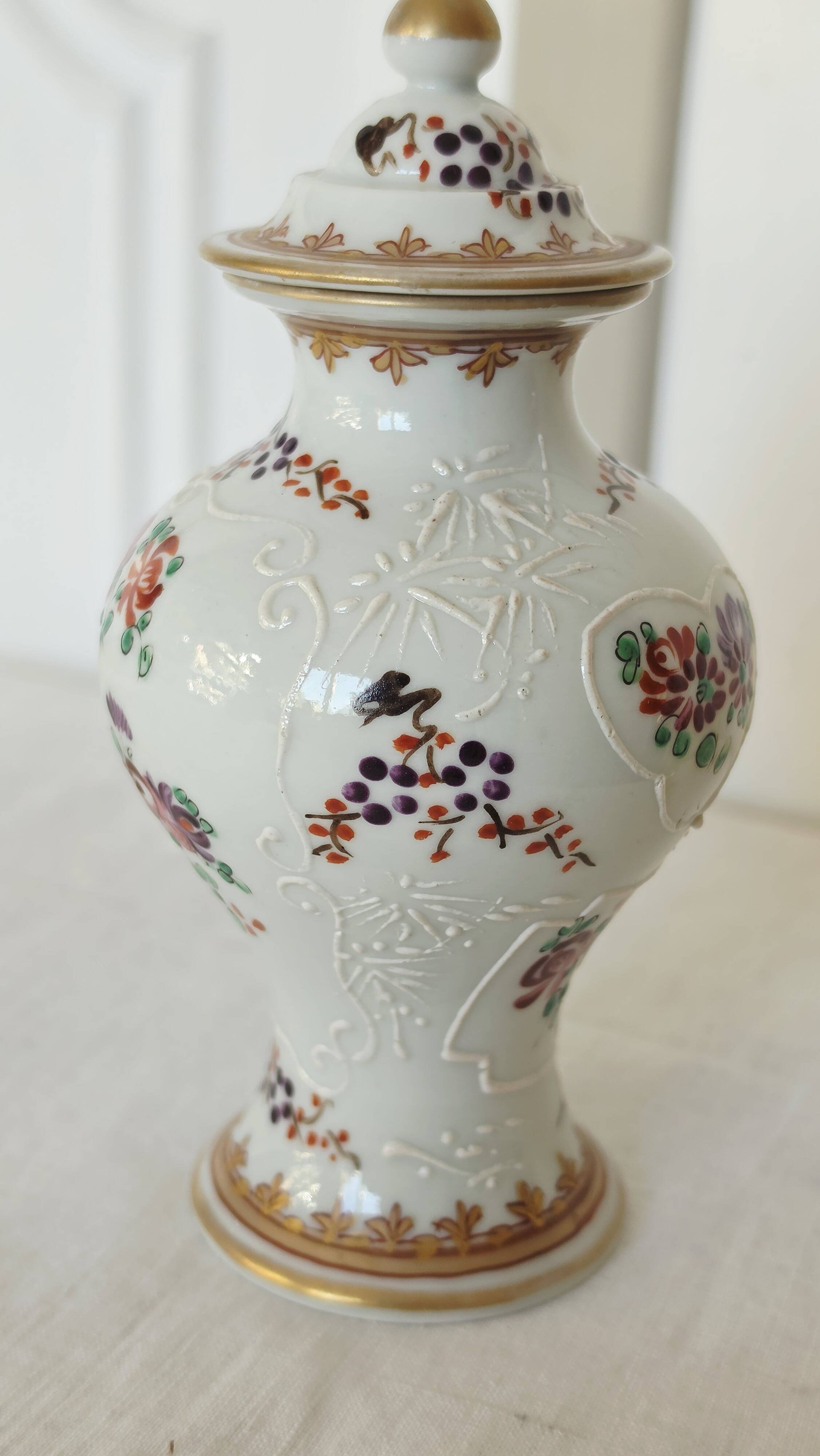 Small porcelain pot hand-painted by Samson Paris, Compagnie d style.