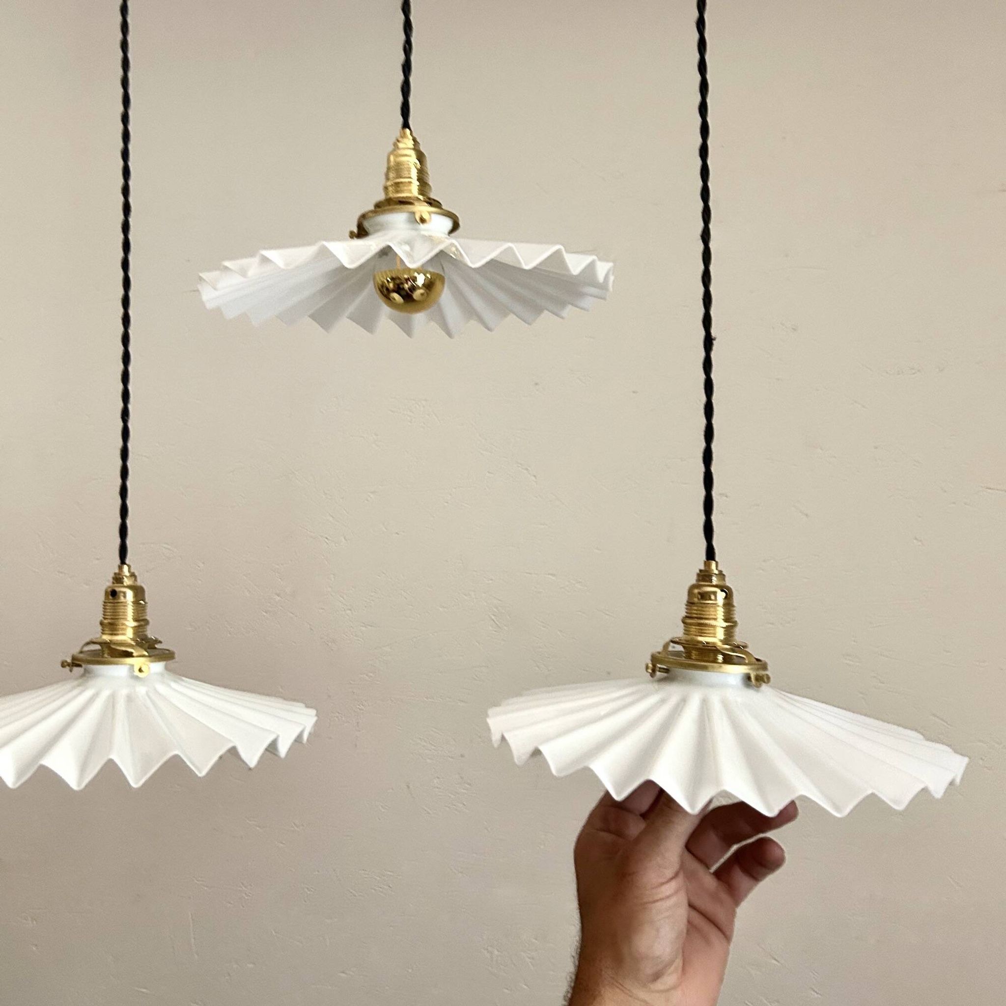 trio de suspensions en opaline crénelée
