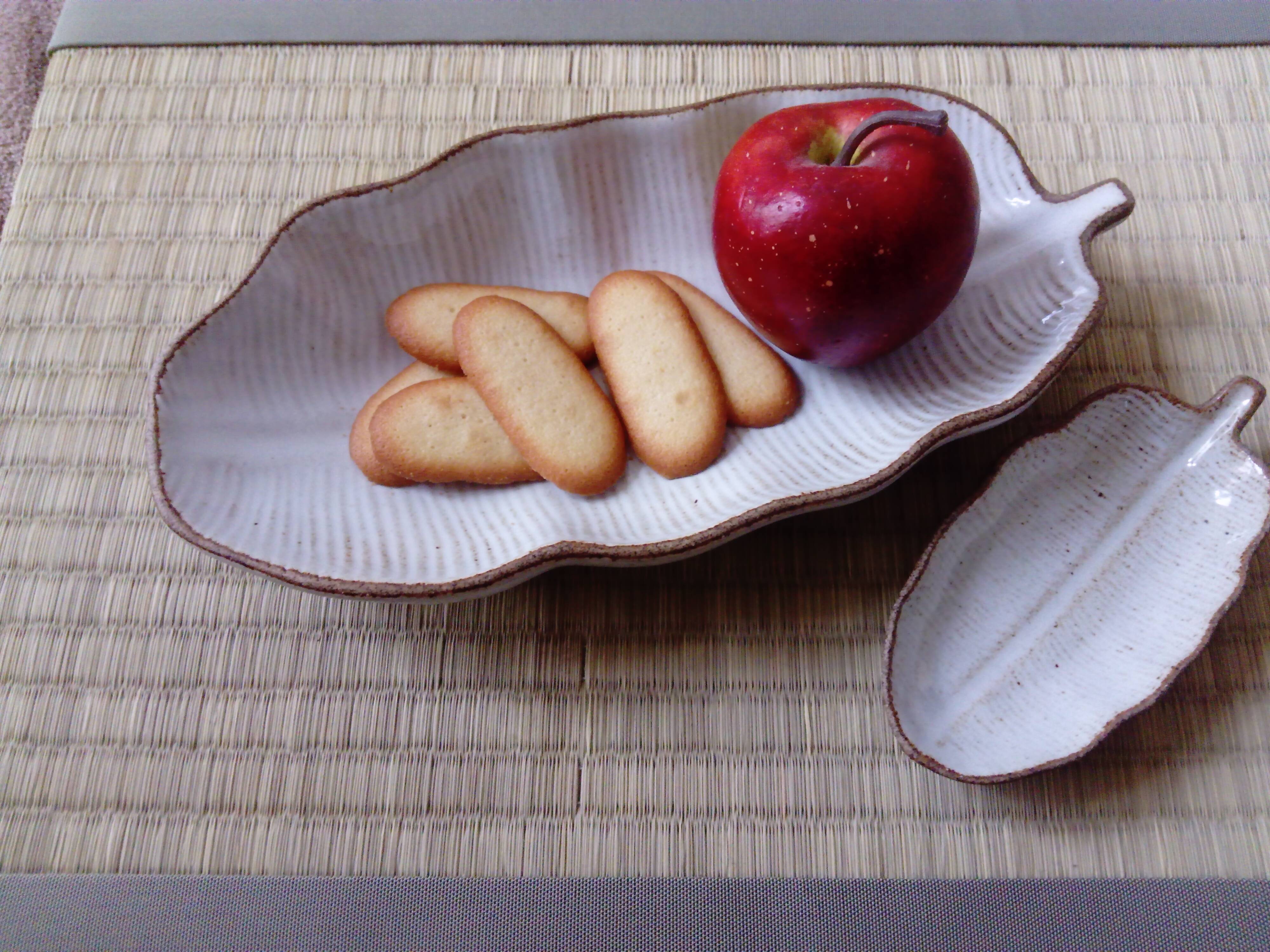 Banana leaf shaped barbotine dish and bowl