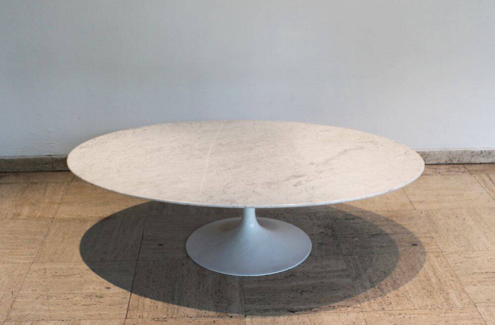 Calacatta marble coffee table by Eero Saarinen for Knoll, 70's.