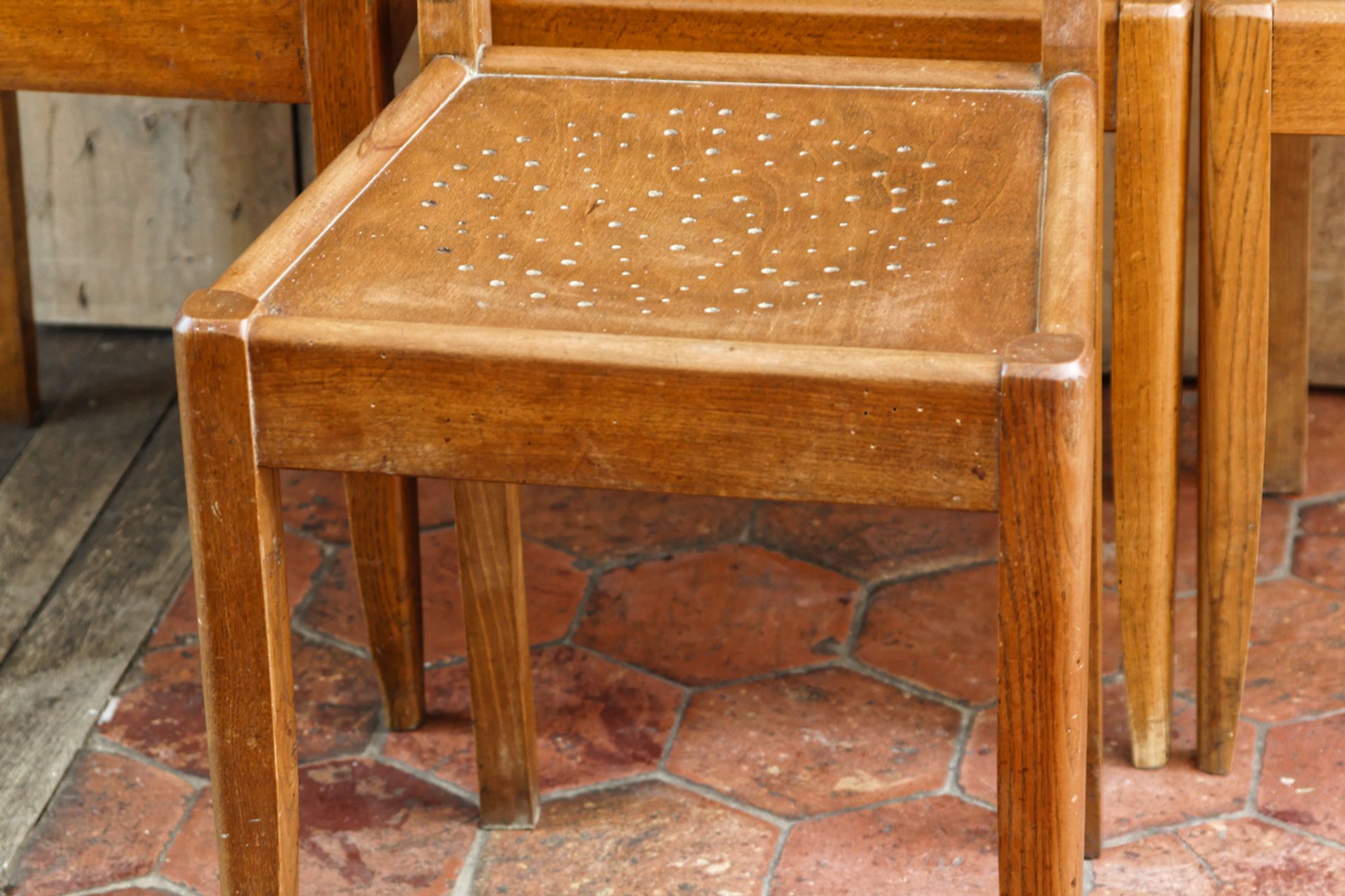 Lot de 4 chaises période Reconstruction bois massif