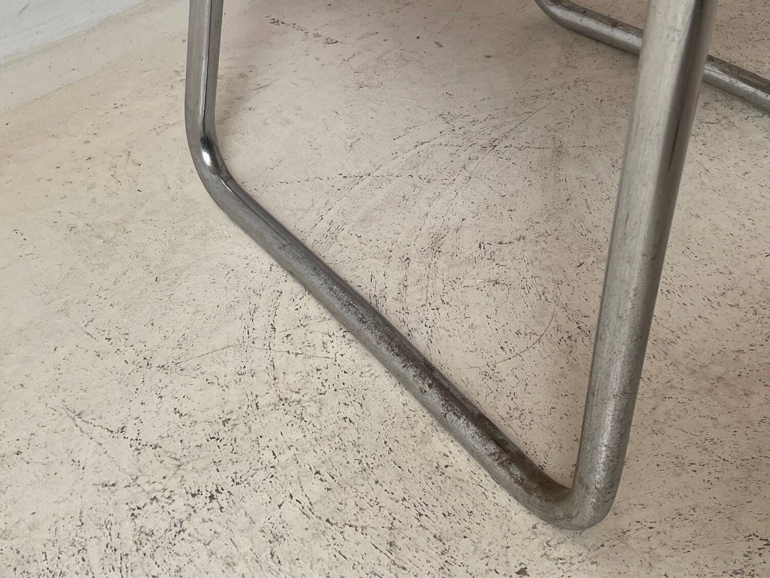 Fauteuil cantilever B261 par Émile Guillot édition Thonet