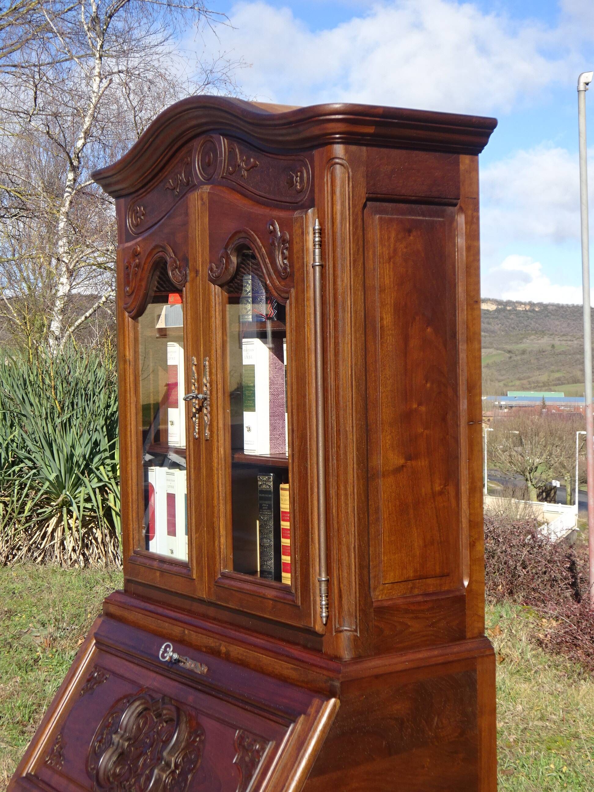 Commode, secrétaire, bibliothèque: meuble 3 en 1