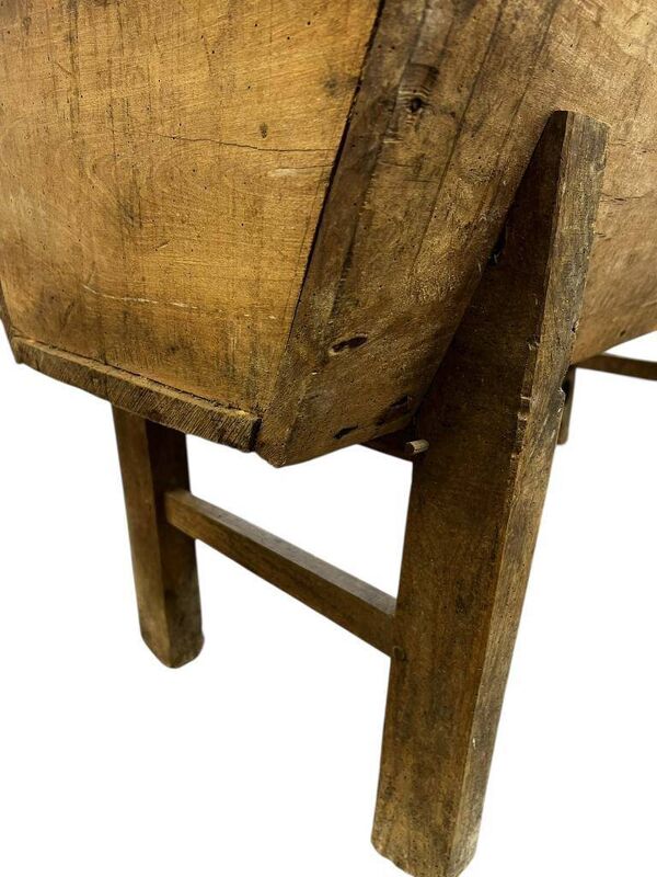 Trog, caisse, boîte vintage en bois sur pieds