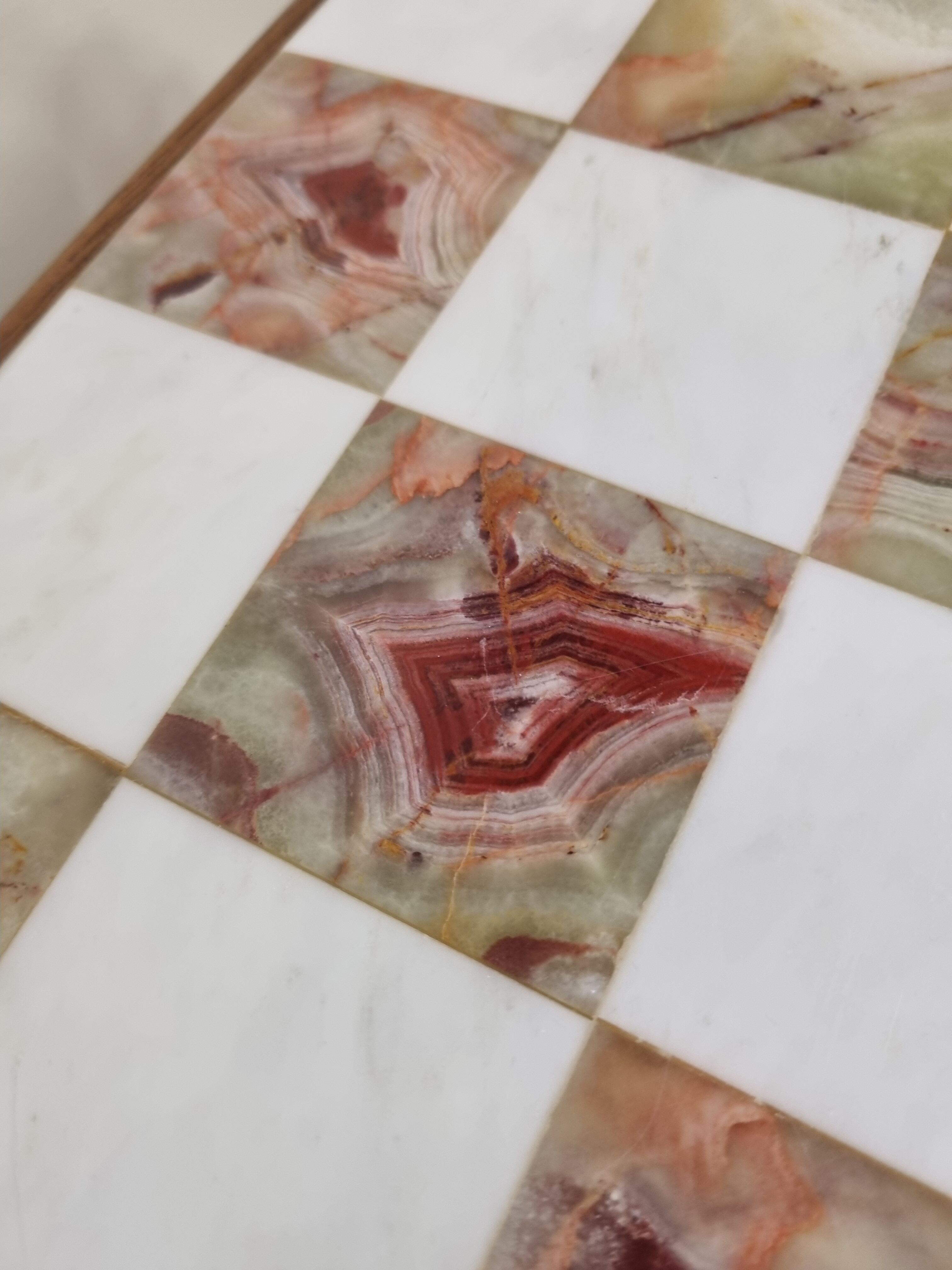 Table et jeu d'échecs en onyx et marbre blanc