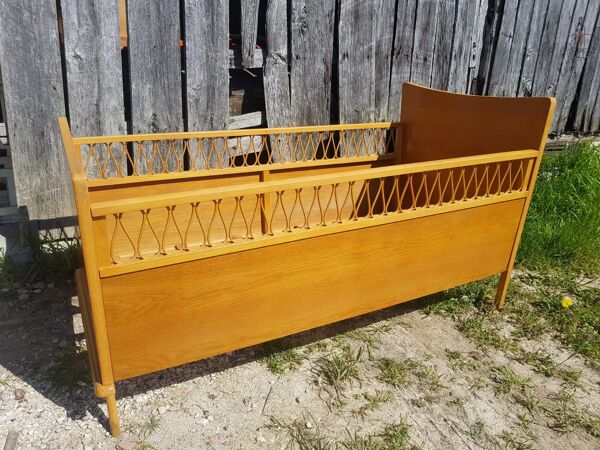 Lit scandinave enfant bois pieds compas avec rotin courbé vintage