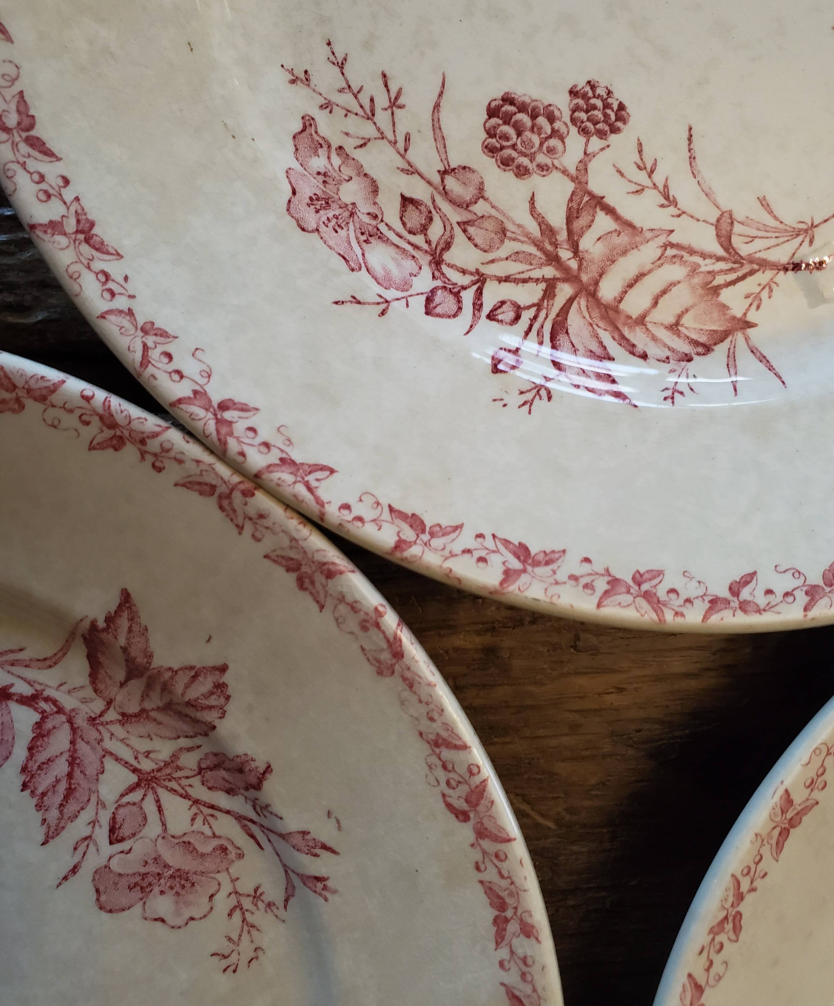 Assiettes terre de fer rose collection "mûres"