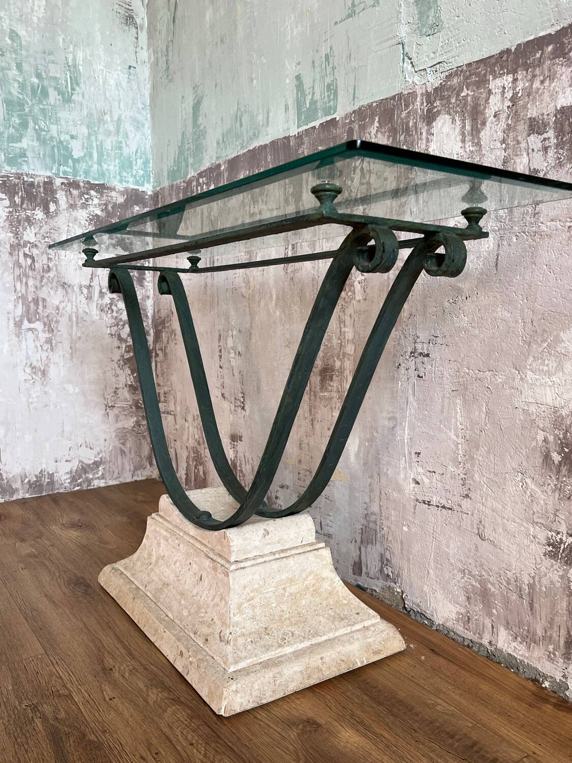 Console in glass and antique patinated metal