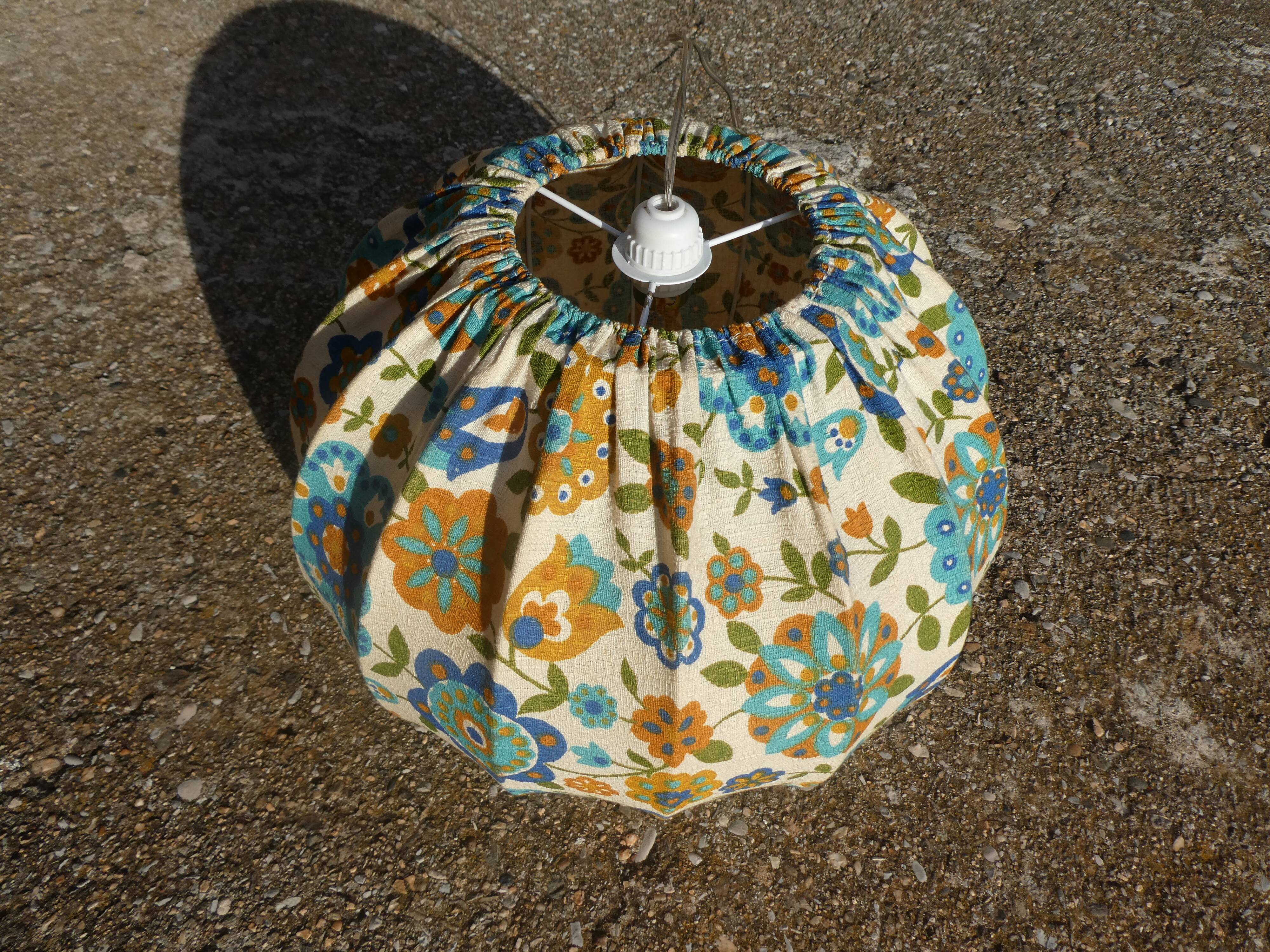 Suspension vintage tissu à fleurs bleues et oranges