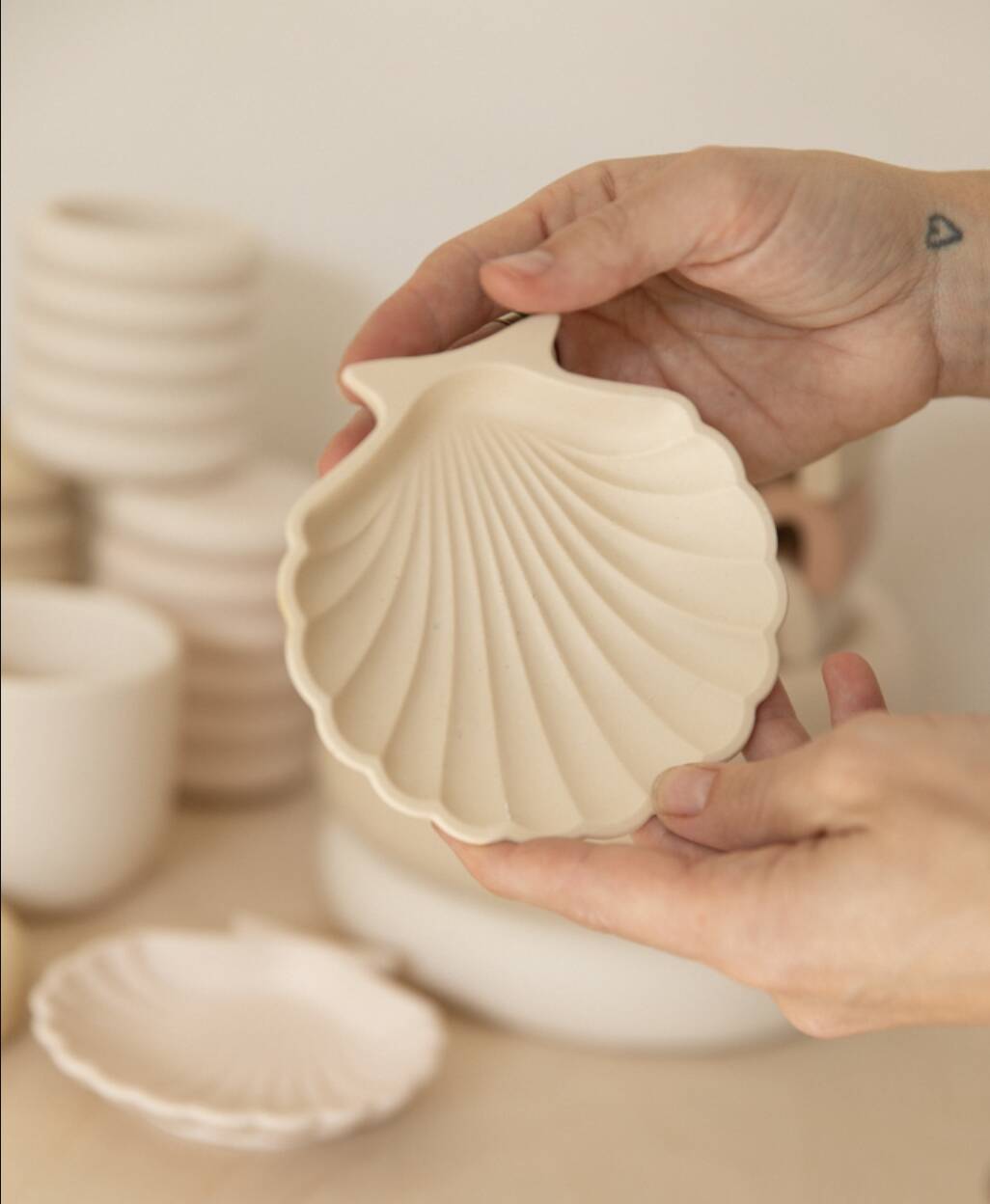 Empty pocket in shell-shaped jesmonite