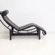 Chaise longue LC4 de Cassina par Le Corbusier, Charlotte Perriand et Pierre Jeanneret.