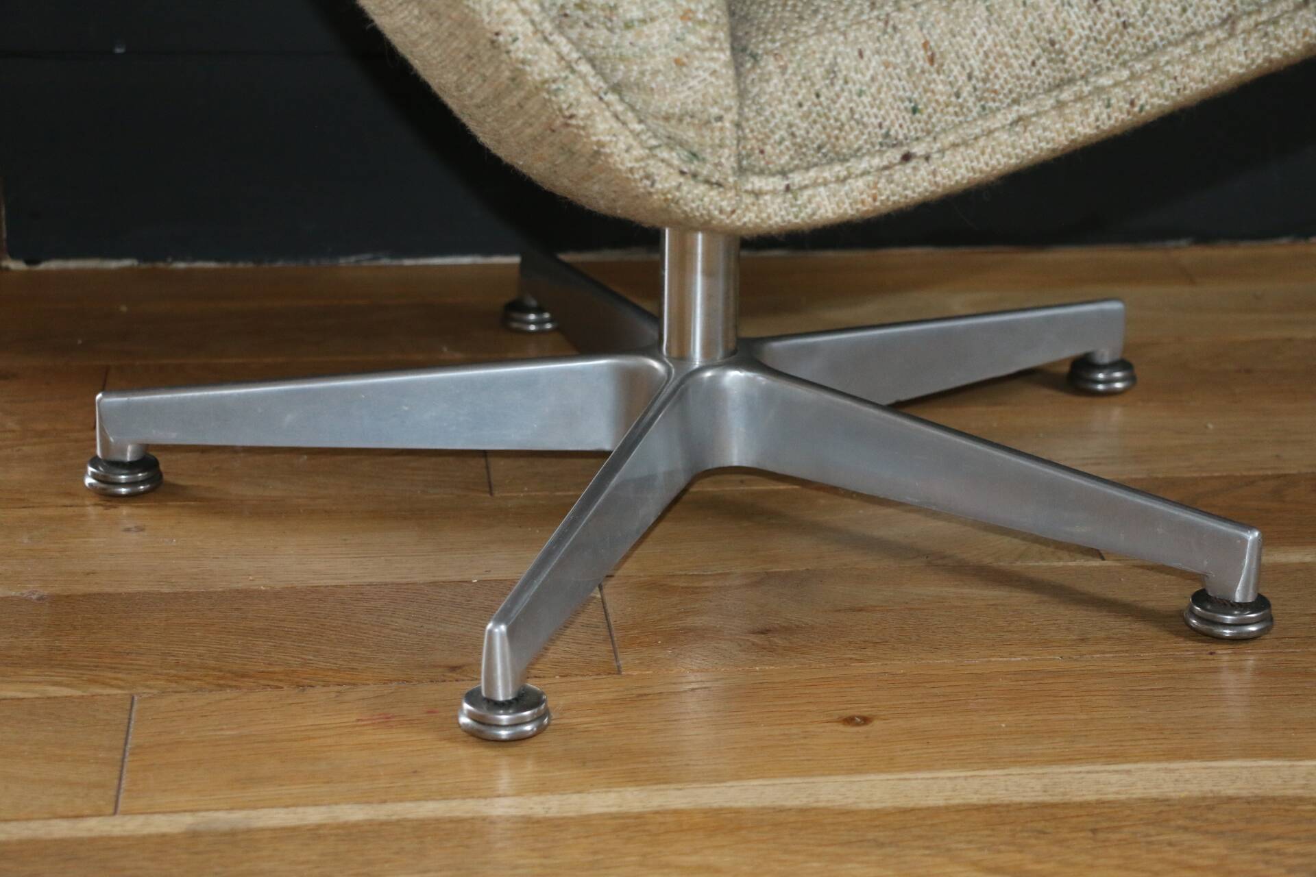 F140 Geoffroy Harcourt armchair