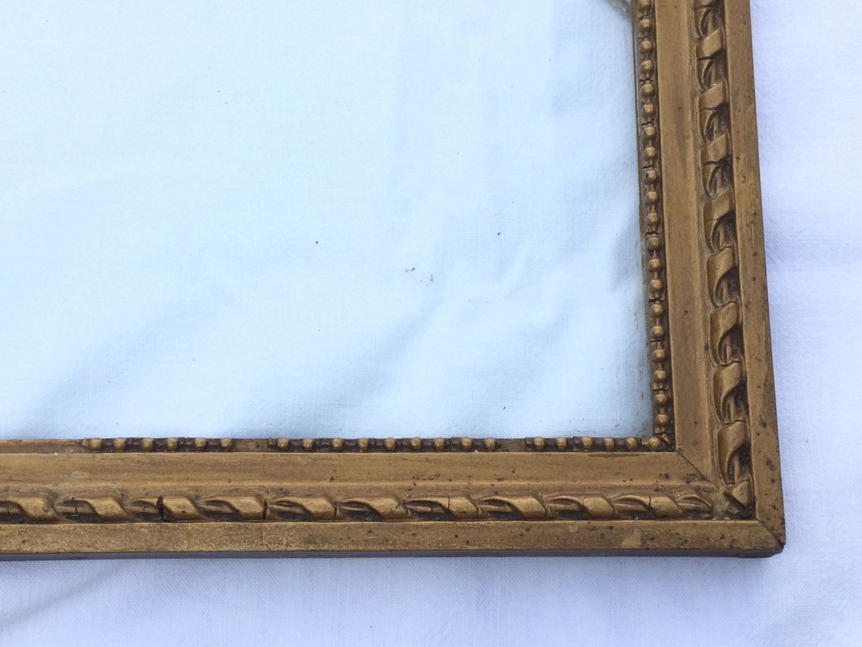 Gilded wooden frame and its glass