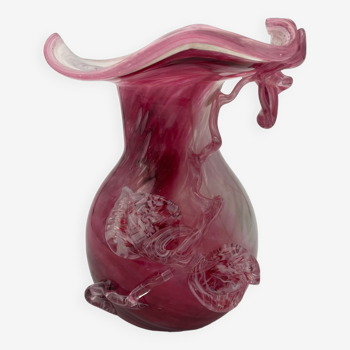 Vase en verre soufflé main nuance rose à décor sculptural de feuilles