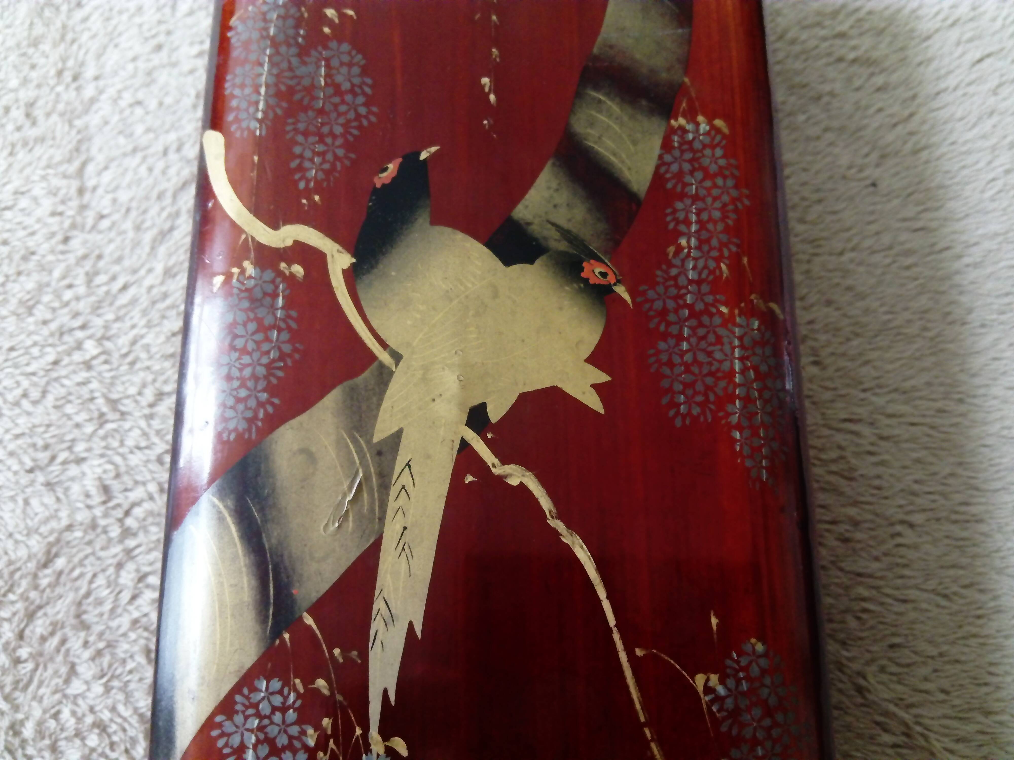 Glove box in lacquered wood decorated with 2 birds under wisteria