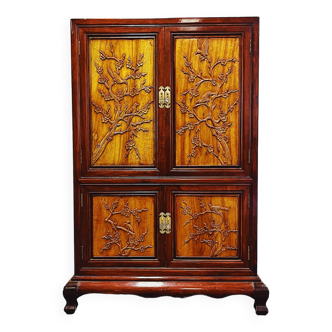 Armoire de mariée chinoise avec détails de sculpture sur bois