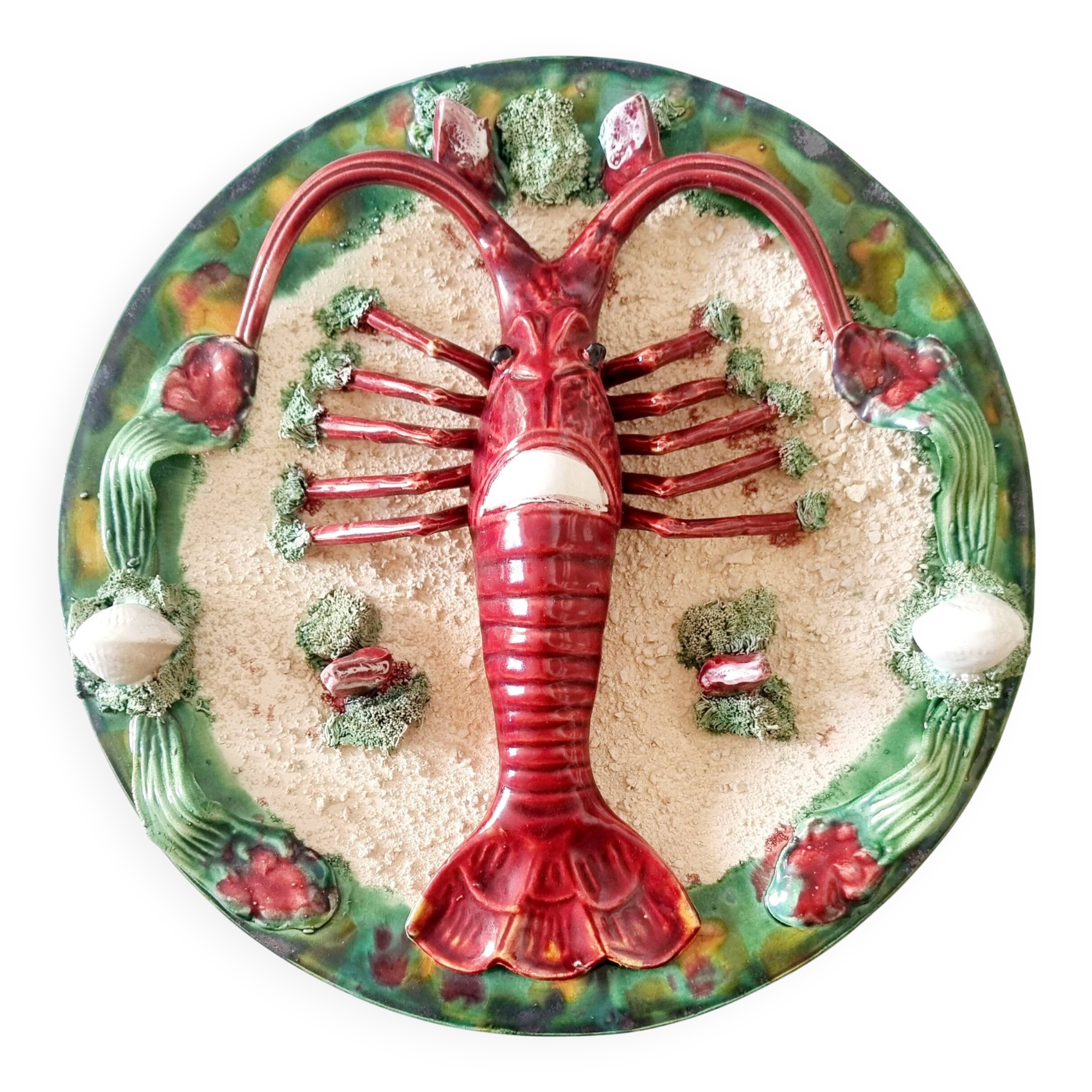 Assiette ancienne spectaculaire en céramique barbotine, ornée d'un homard