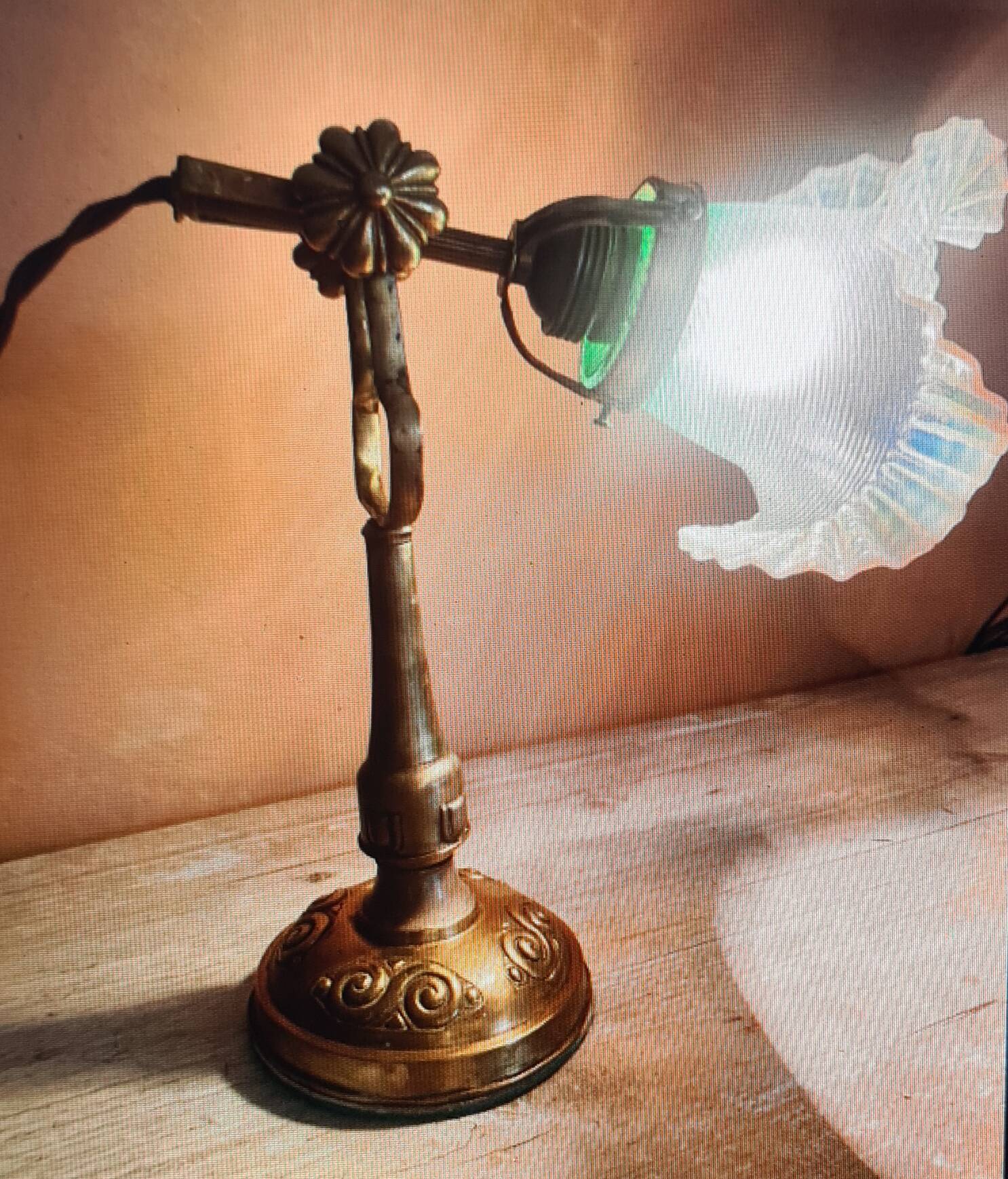 Refined 1930s-40s table lamp in brass and worked glass