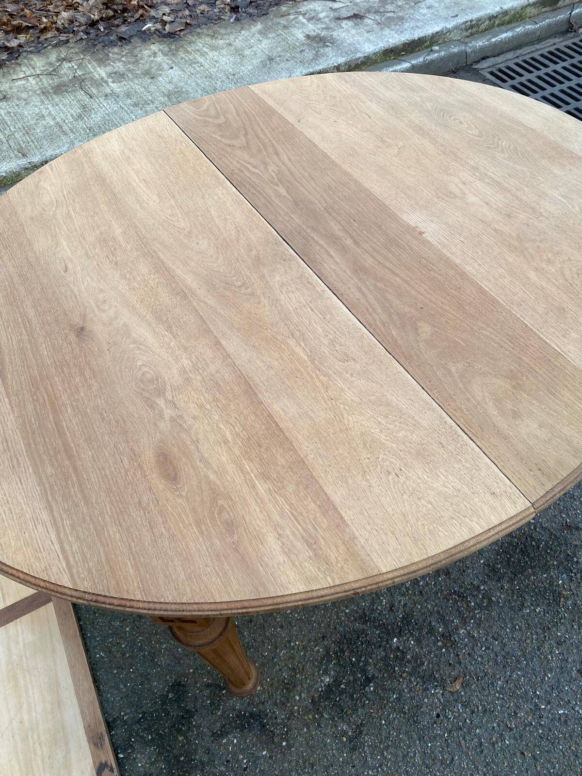 Extendable round Art Deco dining table, restored in solid oak, circa 1950, 280cm
