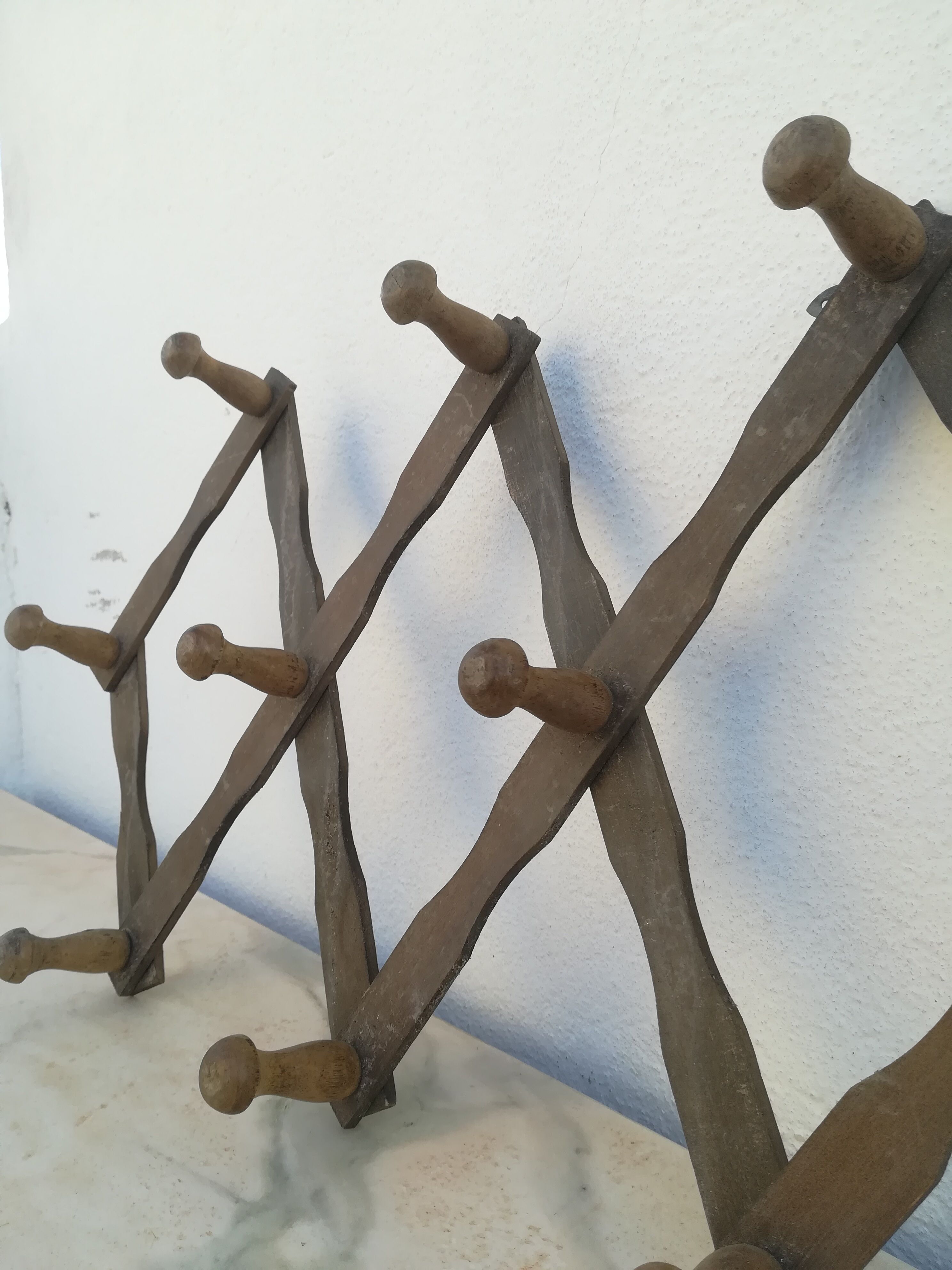 Wooden patères with braces