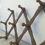 Patères en bois a croisillons