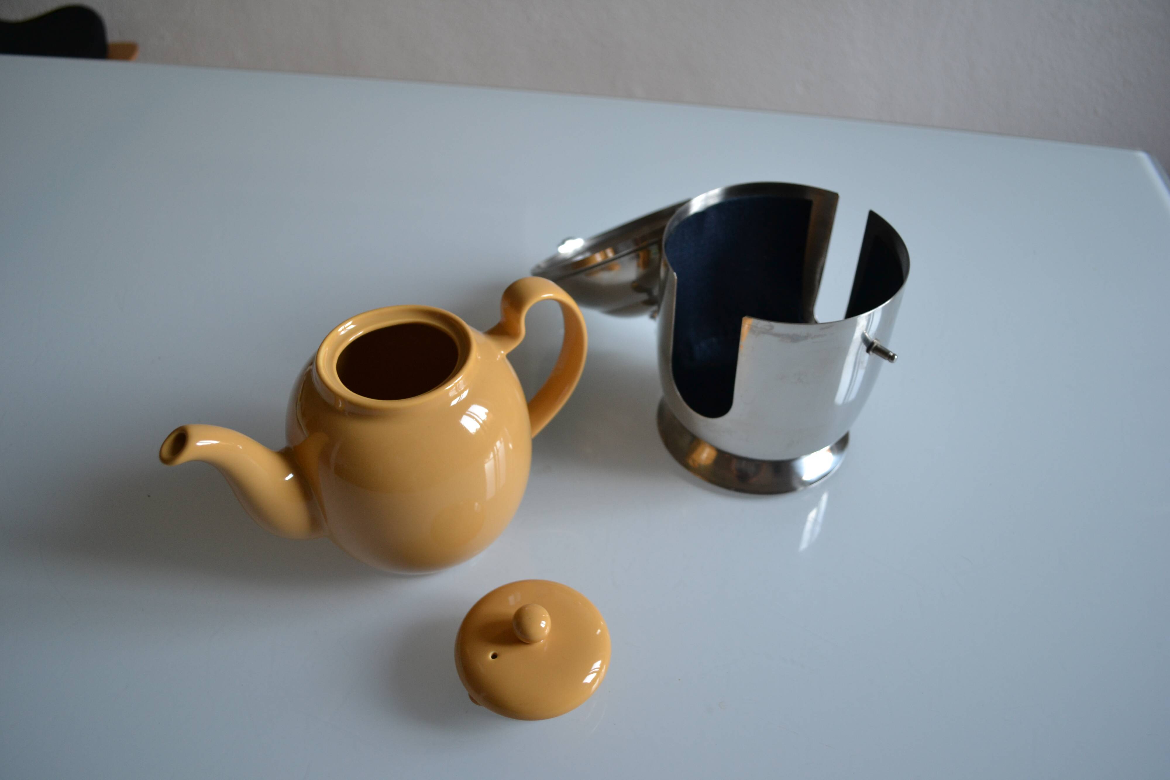 Insulated ceramic teapot with metal and felt 0.5 liters