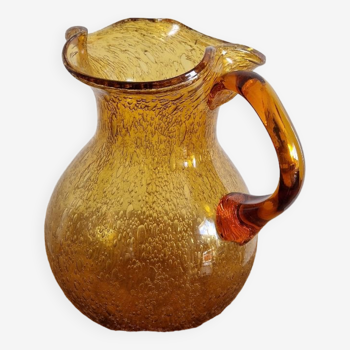 Carafe en verre ambré bullé