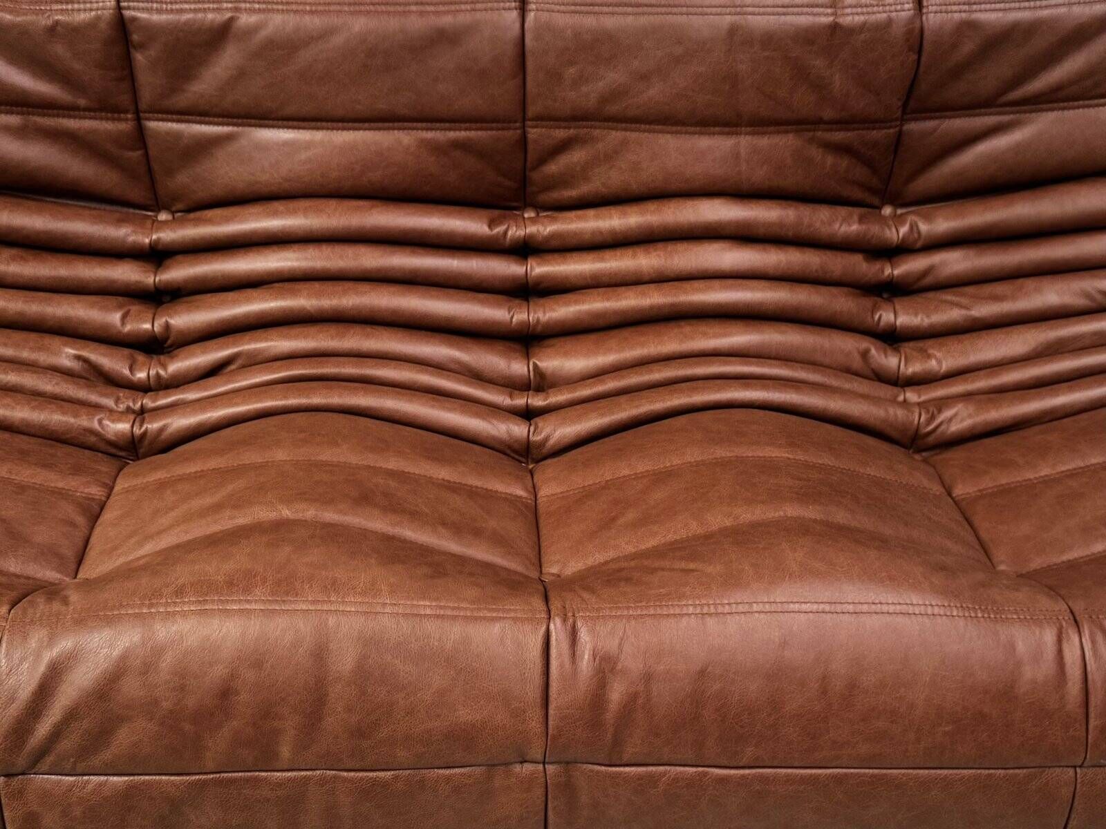 Canapé Togo en cuir cognac attribué à Michel Ducaroy pour Ligne Roset.