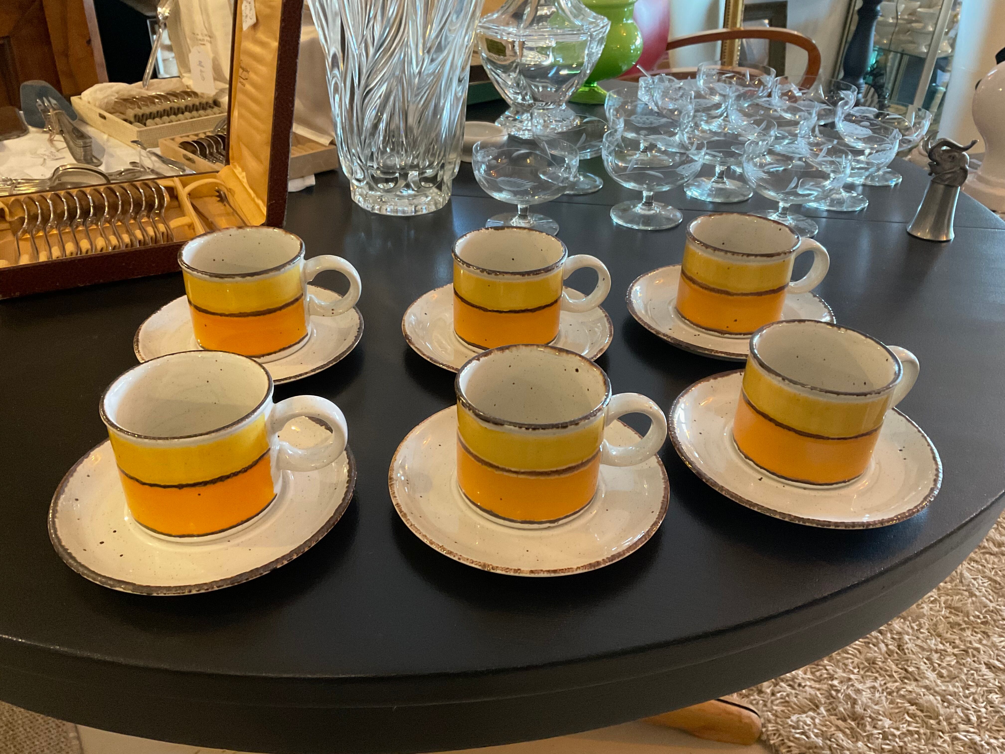 6 tasses et 6 sous tasses Stonehenge
