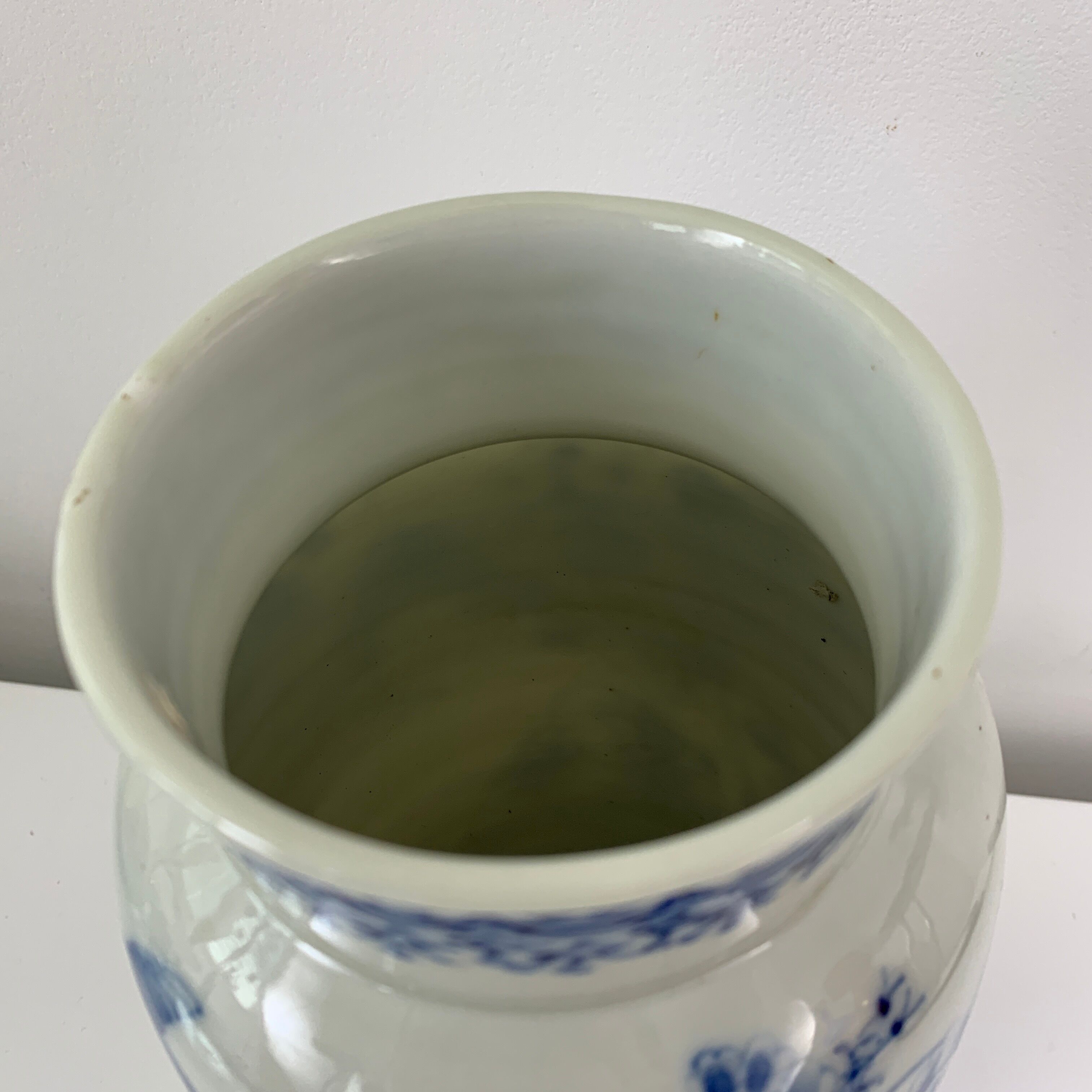 Porcelain vase White blue nineteenth Japan Meiji