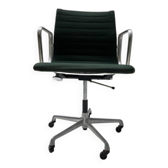 Eames EA 117 office chair