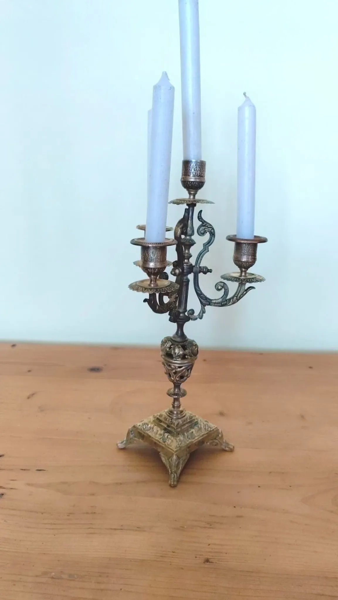 four-light candelabrum in chiselled brass from the 19th century