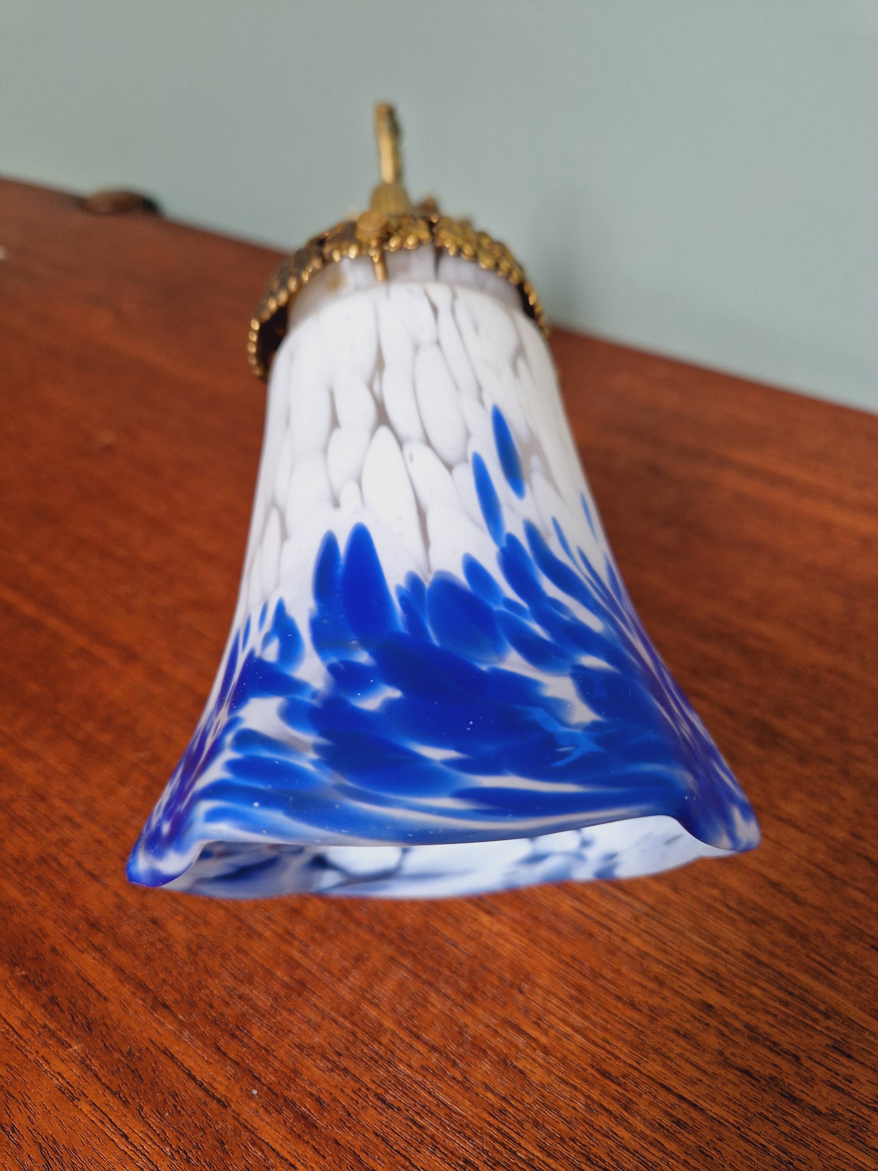 Wall light in gilded bronze and blue and white speckled glass