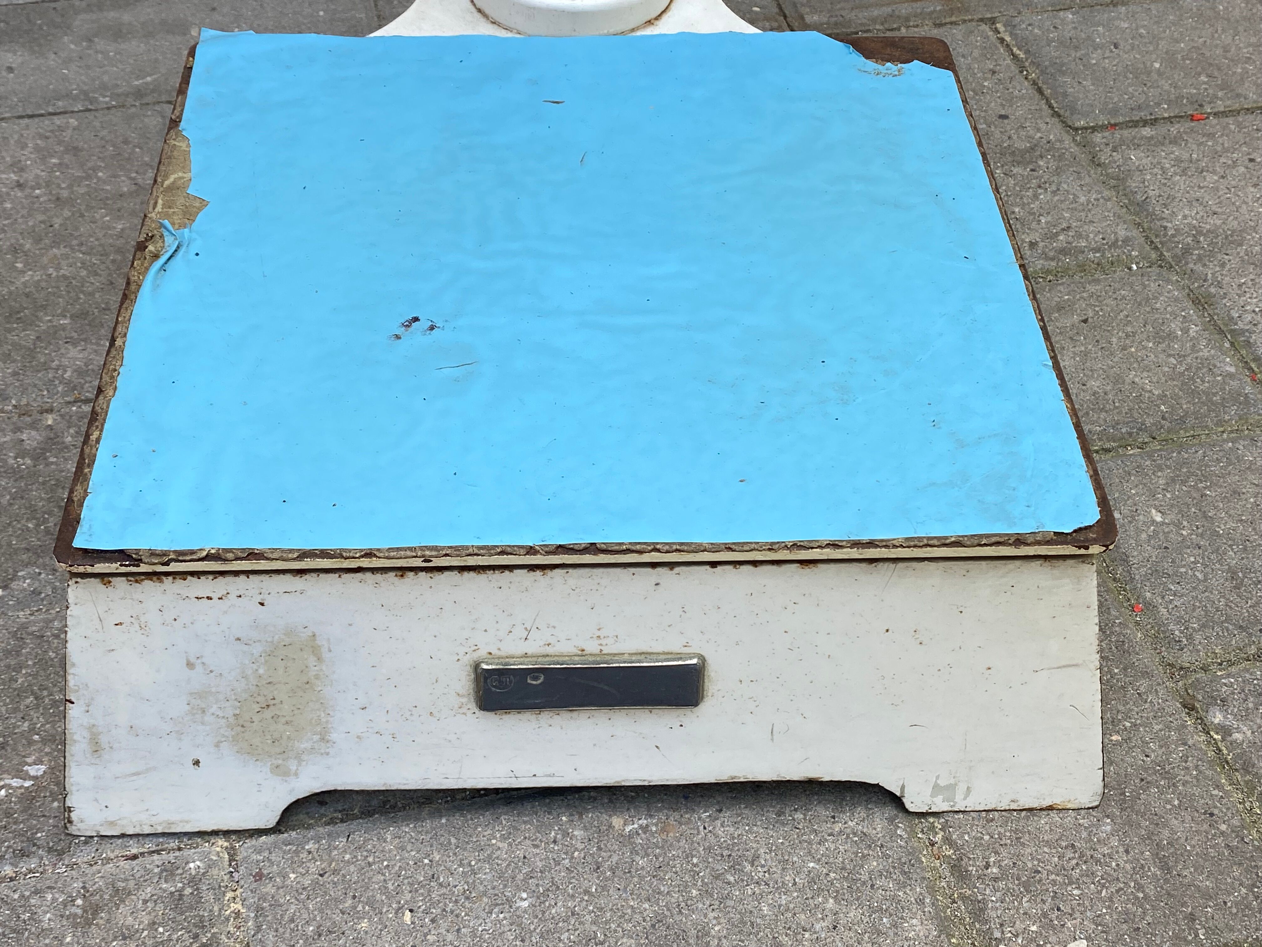 Testut Doctor's Scale Weighs Vintage Person