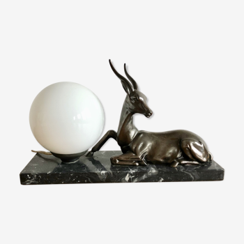 Lampe veilleuse Art Déco antilope et globe opaline