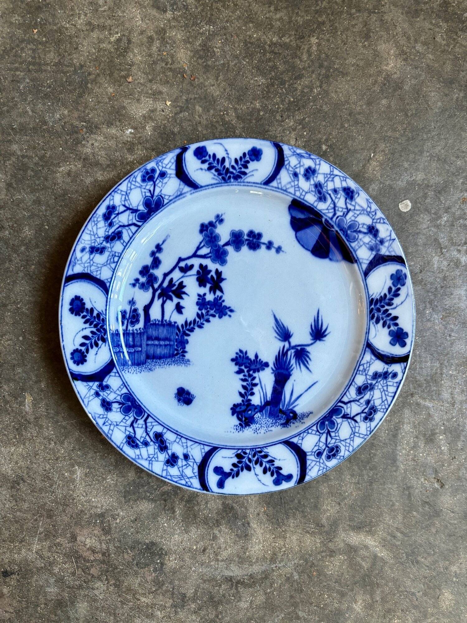 Assiette à gâteau Creil et Montereau en faïence bleue, service "Japon" vers 1895
