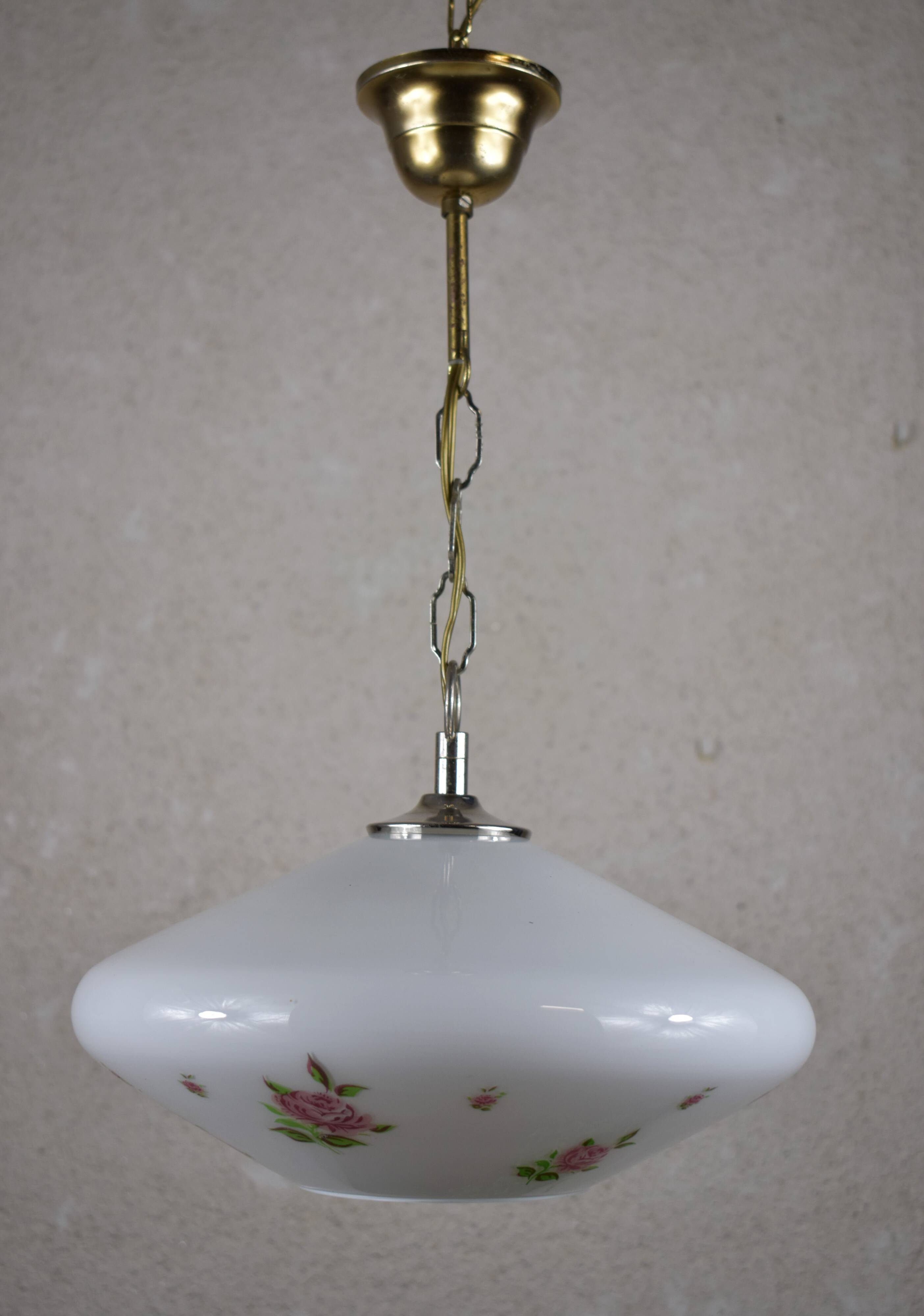 Suspension en verre blanc et motif de fleurs.