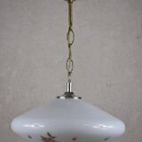 Suspension en verre blanc et motif de fleurs.